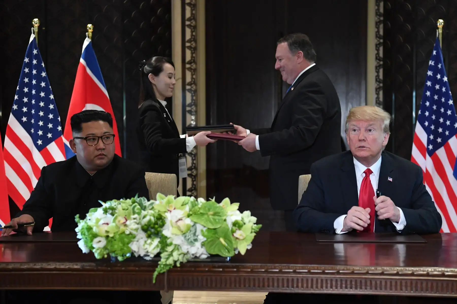 El documento sellado tras una histórica cumbre de más de cuatro horas entre el presidente de Estados Unidos, Donald Trump, y el líder norcoreano, Kim Jong-un, señala que los dos países se comprometen a cooperar para desarrollar nuevas relaciones y para "la promoción de la paz, la prosperidad y la seguridad" en el Hotel Capella en la isla Sentosa en Singapur. Foto: AFP