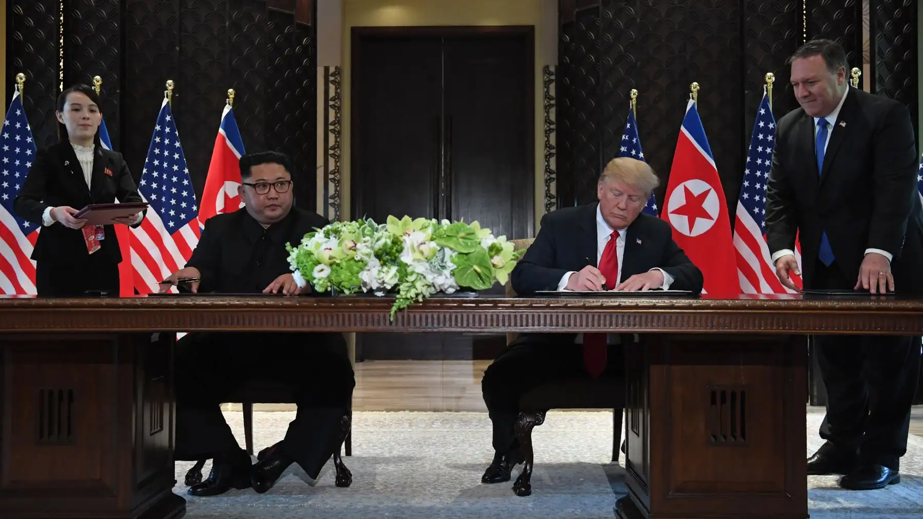 El documento sellado tras una histórica cumbre de más de cuatro horas entre el presidente de Estados Unidos, Donald Trump, y el líder norcoreano, Kim Jong-un, señala que los dos países se comprometen a cooperar para desarrollar nuevas relaciones y para "la promoción de la paz, la prosperidad y la seguridad" en el Hotel Capella en la isla Sentosa en Singapur. Foto: AFP