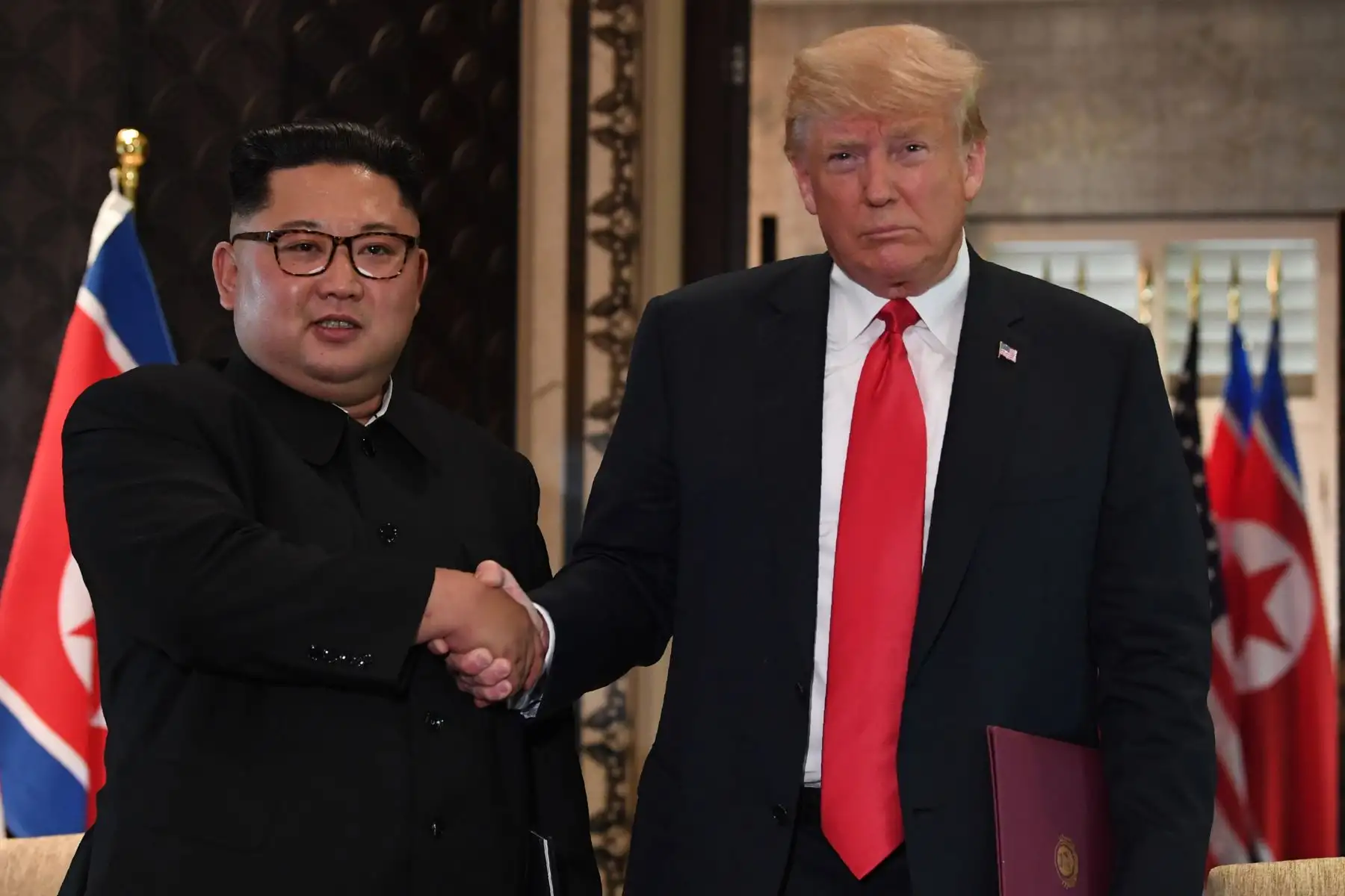 El documento sellado tras una histórica cumbre de más de cuatro horas entre el presidente de Estados Unidos, Donald Trump, y el líder norcoreano, Kim Jong-un, señala que los dos países se comprometen a cooperar para desarrollar nuevas relaciones y para "la promoción de la paz, la prosperidad y la seguridad" en el Hotel Capella en la isla Sentosa en Singapur. Foto: AFP