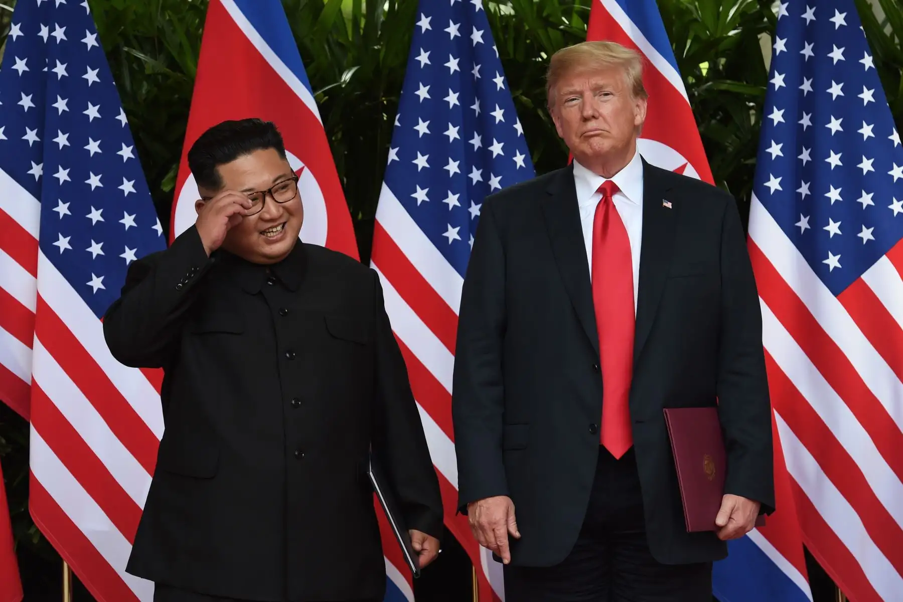 El documento sellado tras una histórica cumbre de más de cuatro horas entre el presidente de Estados Unidos, Donald Trump, y el líder norcoreano, Kim Jong-un, señala que los dos países se comprometen a cooperar para desarrollar nuevas relaciones y para "la promoción de la paz, la prosperidad y la seguridad" en el Hotel Capella en la isla Sentosa en Singapur. Foto: AFP