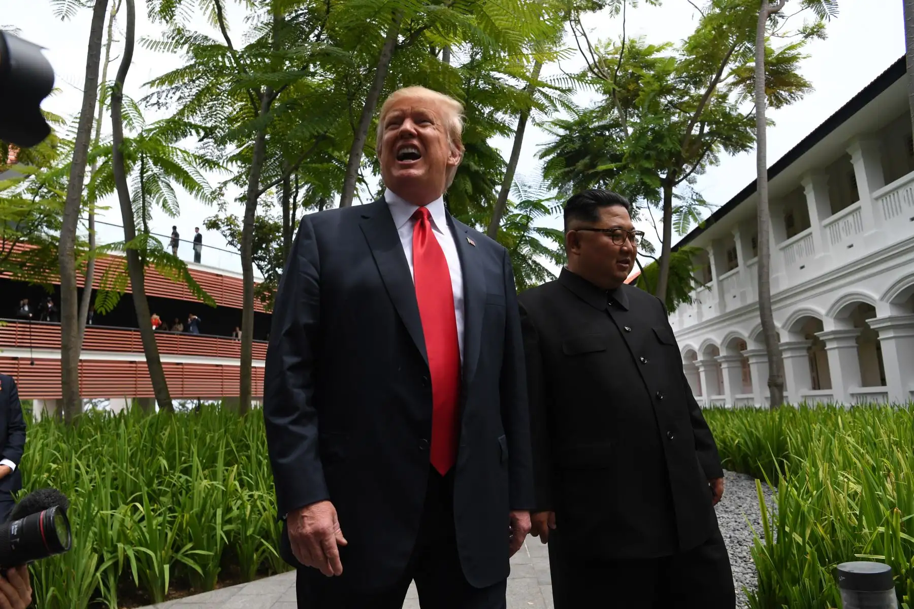 El presidente de los Estados Unidos, Donald J. Trump (i), y el líder norcoreano, Kim Jong-un (d), hablan durante una cumbre histórica, en los jardines del hotel Capella en la isla de Sentosa (Singapur). Foto: AFP
