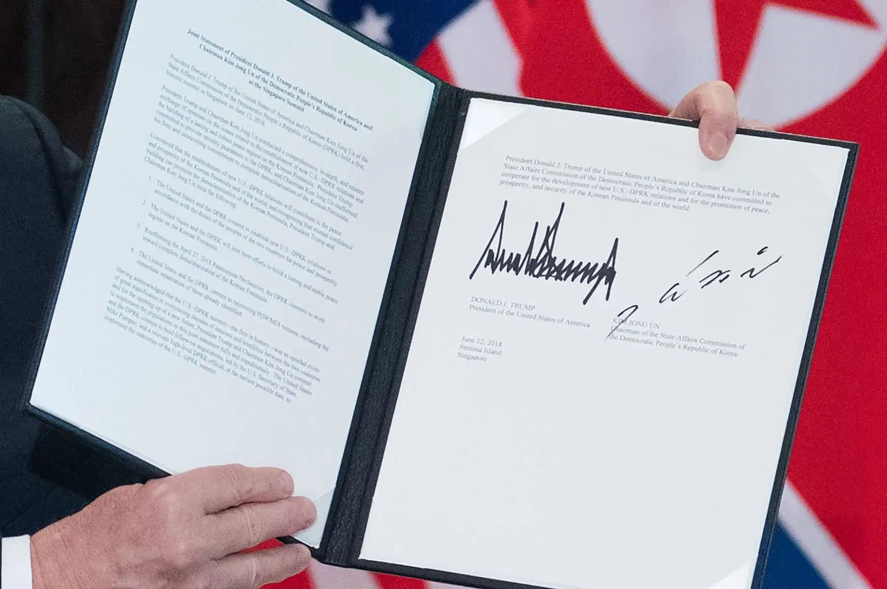 El documento sellado tras una histórica cumbre de más de cuatro horas entre el presidente de Estados Unidos, Donald Trump, y el líder norcoreano, Kim Jong-un, señala que los dos países se comprometen a cooperar para desarrollar nuevas relaciones y para "la promoción de la paz, la prosperidad y la seguridad" en el Hotel Capella en la isla Sentosa en Singapur. Foto: AFP