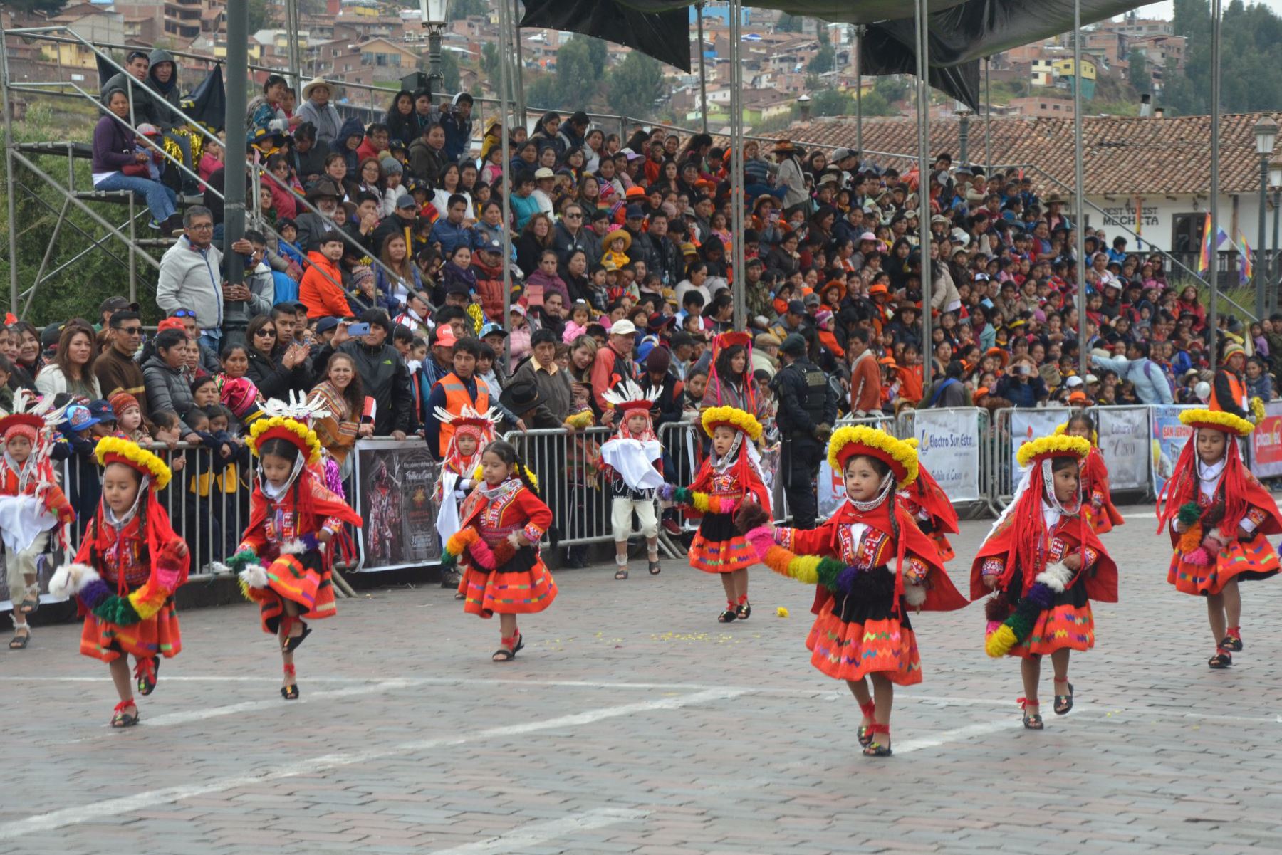 Niños participan de desfile en homenaje a la ciudad de Cusco. Foto: Cortesía