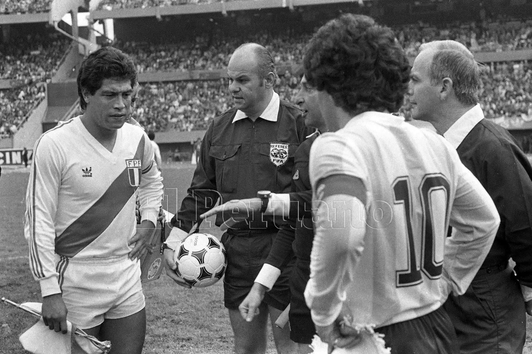 Rubén Toribio Díaz y Diego Armando Maradona la tarde que Perú y Argentina igualaron 2-2 en el Monumental de River por las eliminatorias a México 86 (Buenos Aires, 30 junio 1985) Foto: Archivo Histórico de El Peruano.