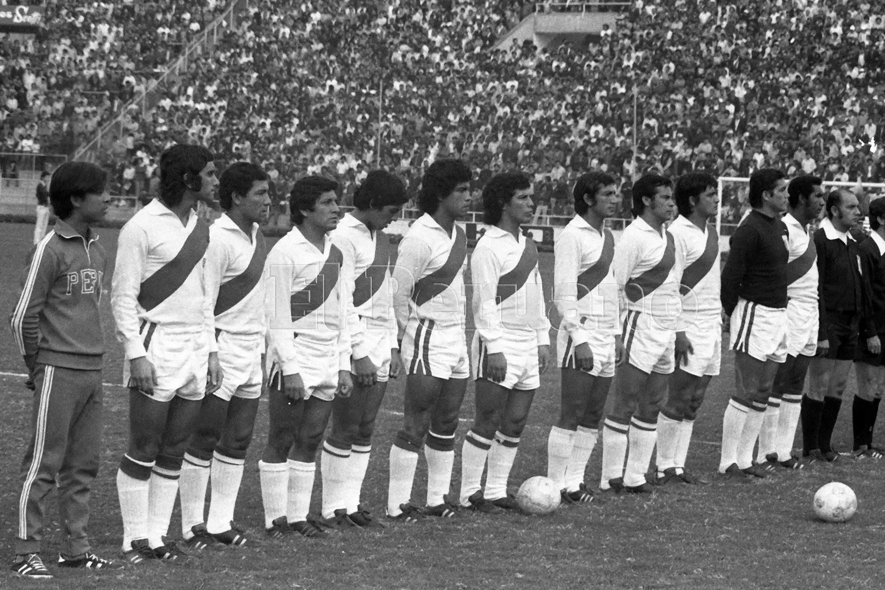 Rubén Díaz en la formación de la selección peruana de fútbol que enfrentó a Ecuador por la Copa América de 1975. (Lima, 1 julio 1975)  Foto: Archivo Histórico de El Peruano.