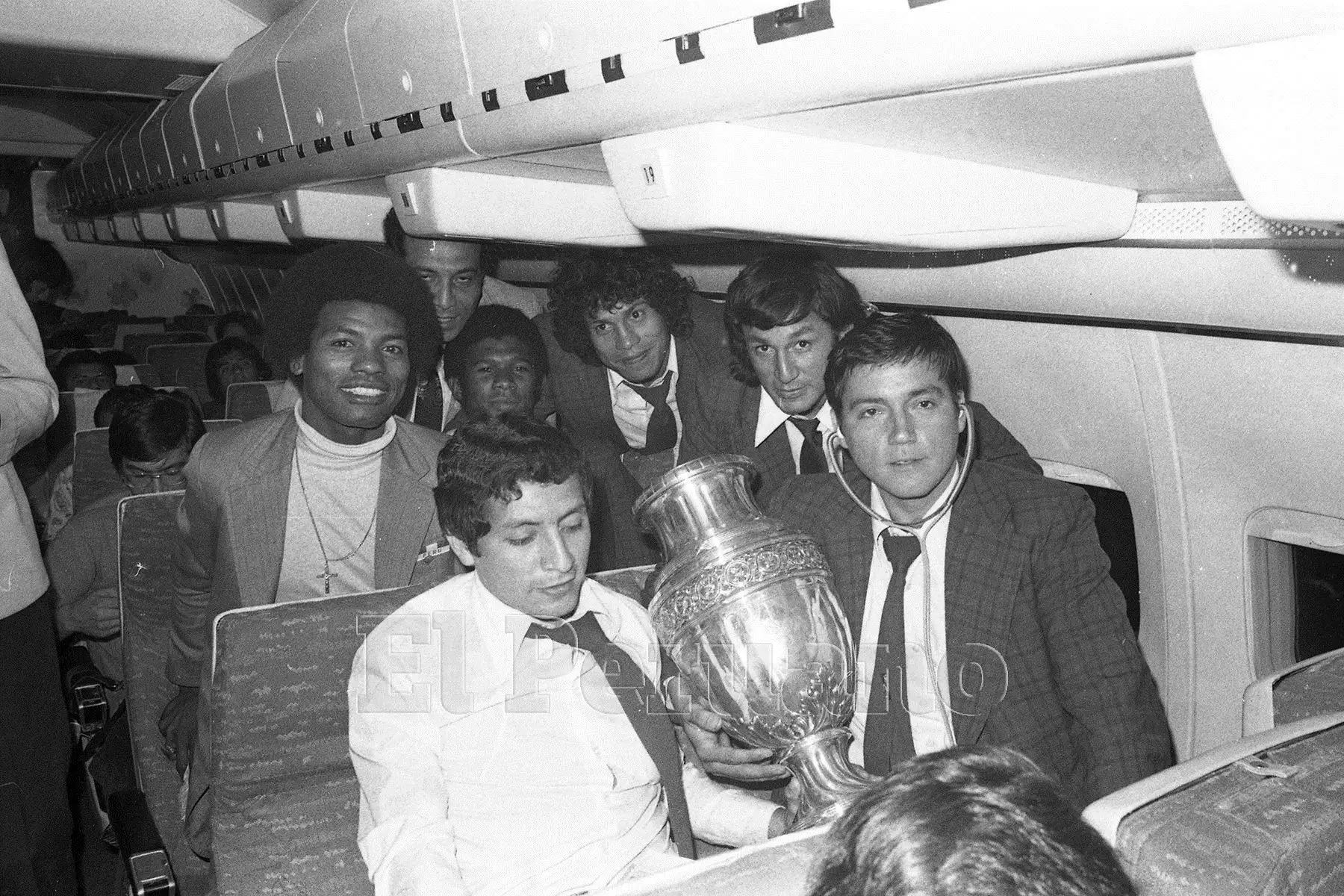 Gerónimo Barbadillo, Rubén Díaz y otros integrantes de la selección peruana de fútbol  a bordo del avión que los trajo con la Copa América de 1975.  (Venezuela, 30 octubre 1975)  Foto: Archivo Histórico de El Peruano.