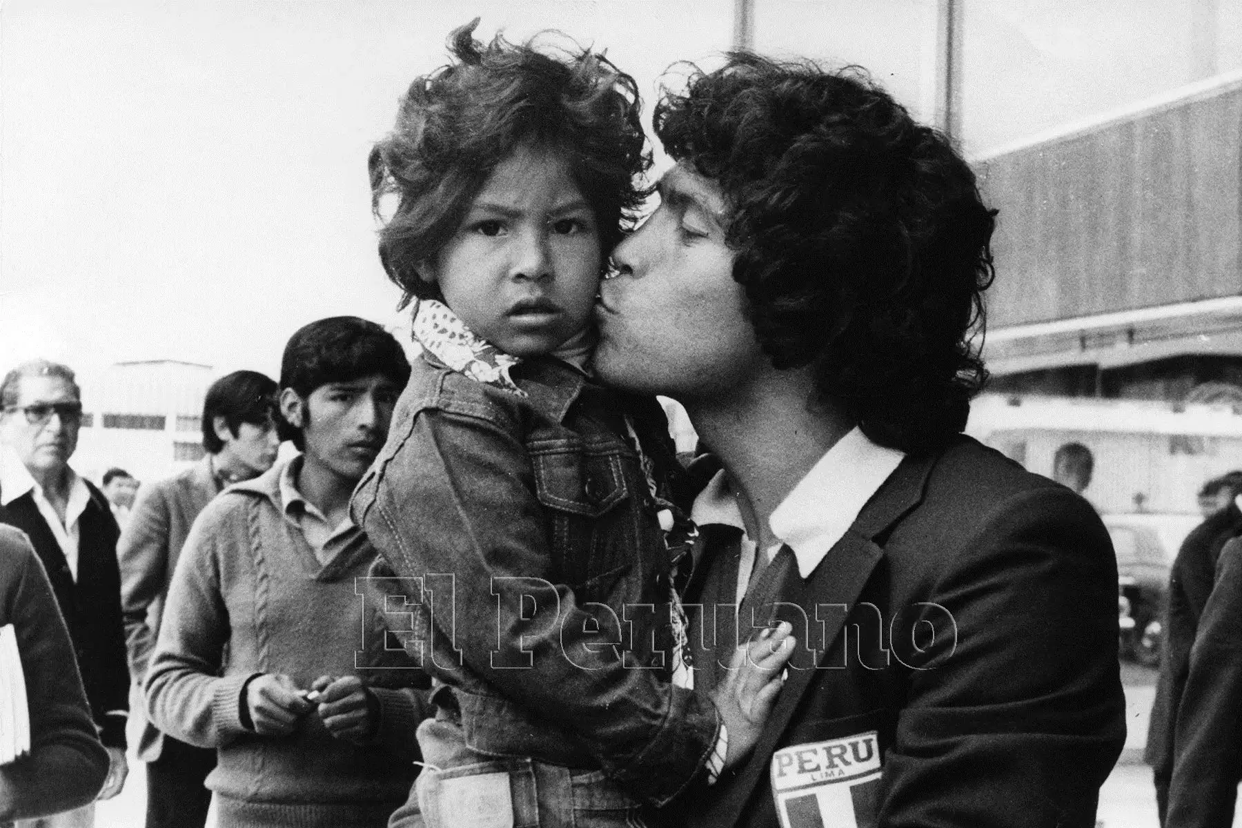 Temperamental en la cancha, cariñoso con sus familiares. Rubén Díaz en cálida bienvenida a la selección peruana que llegó del Glasgow tras empatar 1-1 con Escocia. (Callao, 14 setiembre 1979)   Foto: Archivo Histórico de El Peruano.