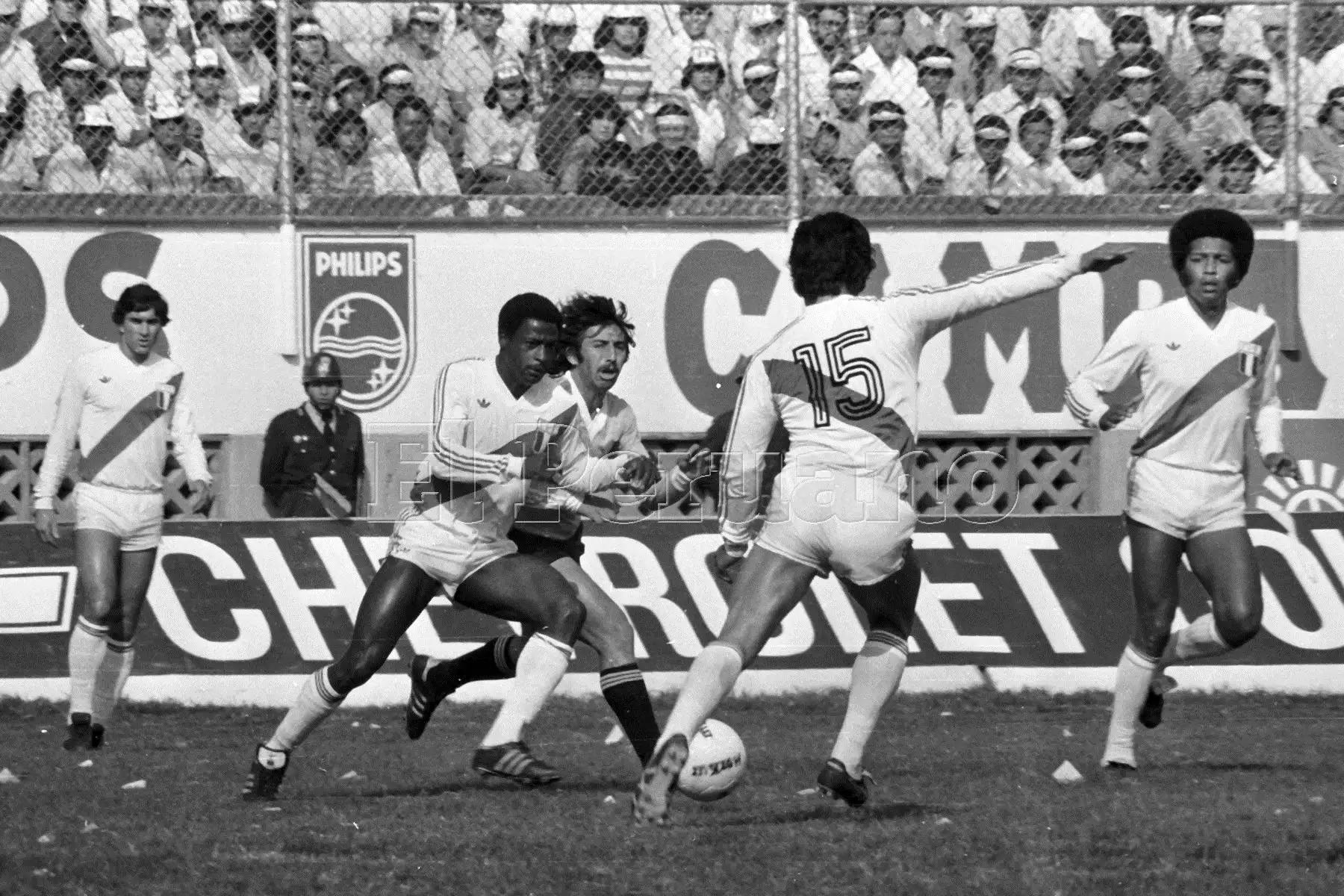Rubén "Panadero" Díaz con el 15 en la espalda despeja el peligro del área  peruana el día que Perú empato con Uruguay y clasificó al Mundial España 82. (Lima, 5 setiembre 1981)  Foto: Archivo Histórico de El Peruano.