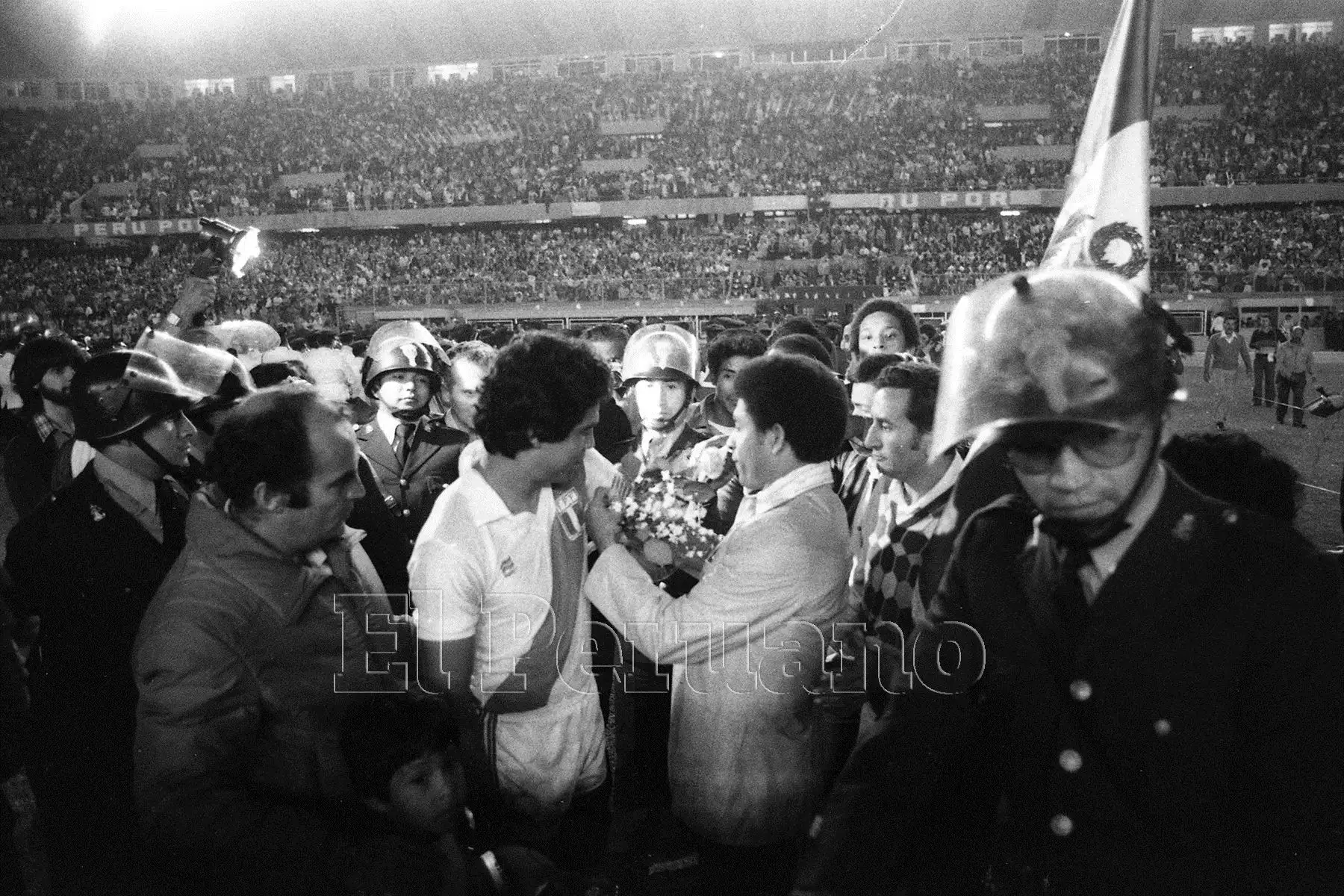 Héctor Chumpitaz le coloca la banda de capitán a Rubén Toribio Díaz en el último encuentro de preparación de la selección peruana de fútbol con el Paris Saint Germain antes de partir a España. (Lima, 26 mayo 1982)  Foto: Archivo Histórico de El Peruano.