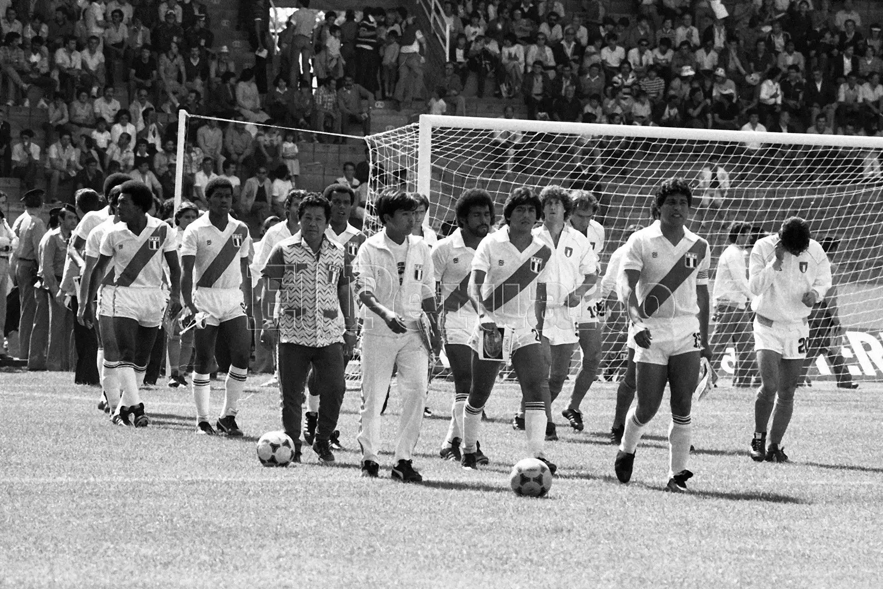 Rubén Toribio Díaz liderando la salida del seleccionado peruano la tarde que enfrentó a Italia en el Mundial España 82.  (Vigo, España - 18 junio 1982)  Foto: Archivo Histórico de El Peruano.