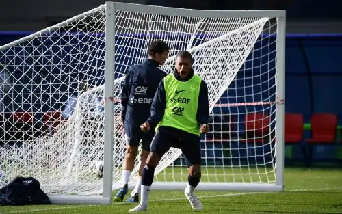 Mbappé se dañó el tobillo izquierdo y causa preocupación en Francia