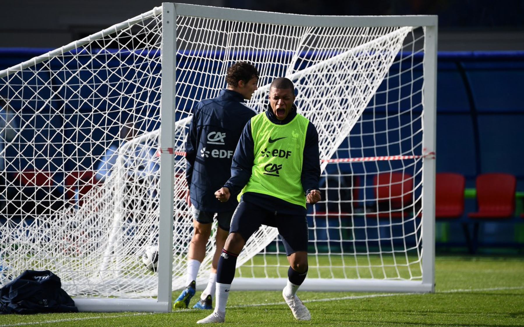 Mbappé se dañó el tobillo izquierdo y causa preocupación en Francia