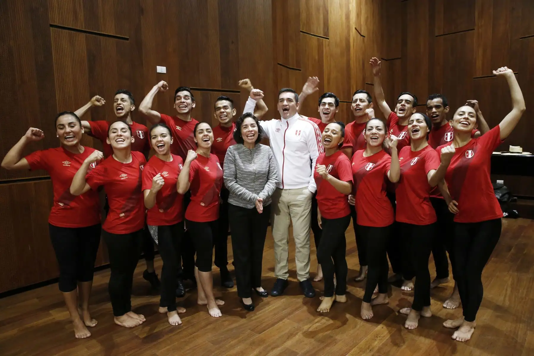 La ministra de cultura, Patricia Balbuena, despide a los integrantes del Elenco Nacional de Folclore que partirá a Rusia. Foto: ANDINA/Melina Mejía