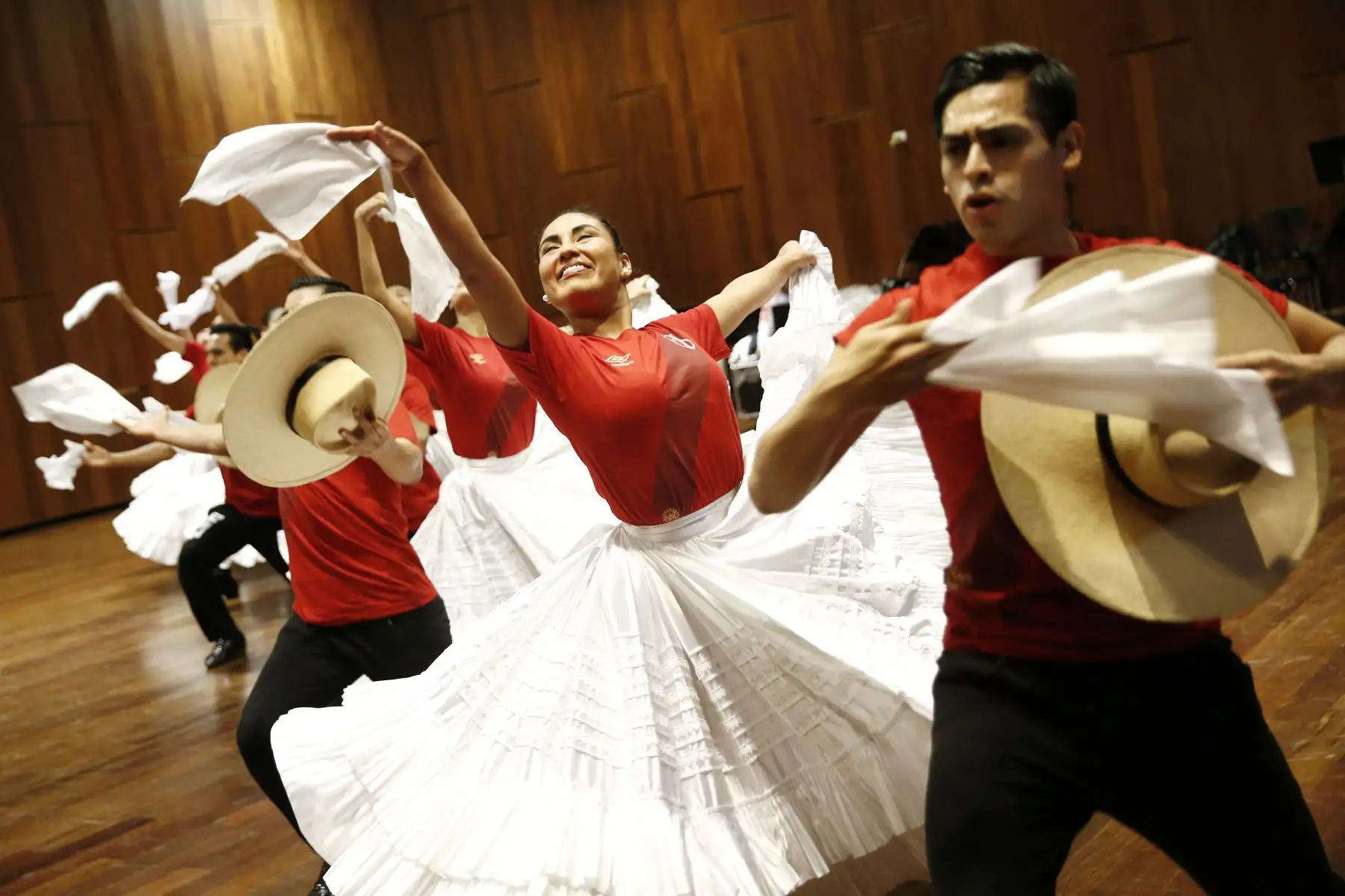 El  Elenco Nacional de Folclore del Ministerio de Cultura será el broche de oro de los espectáculos que se mostrarán en Rusia.  Foto: ANDINA/Melina Mejía