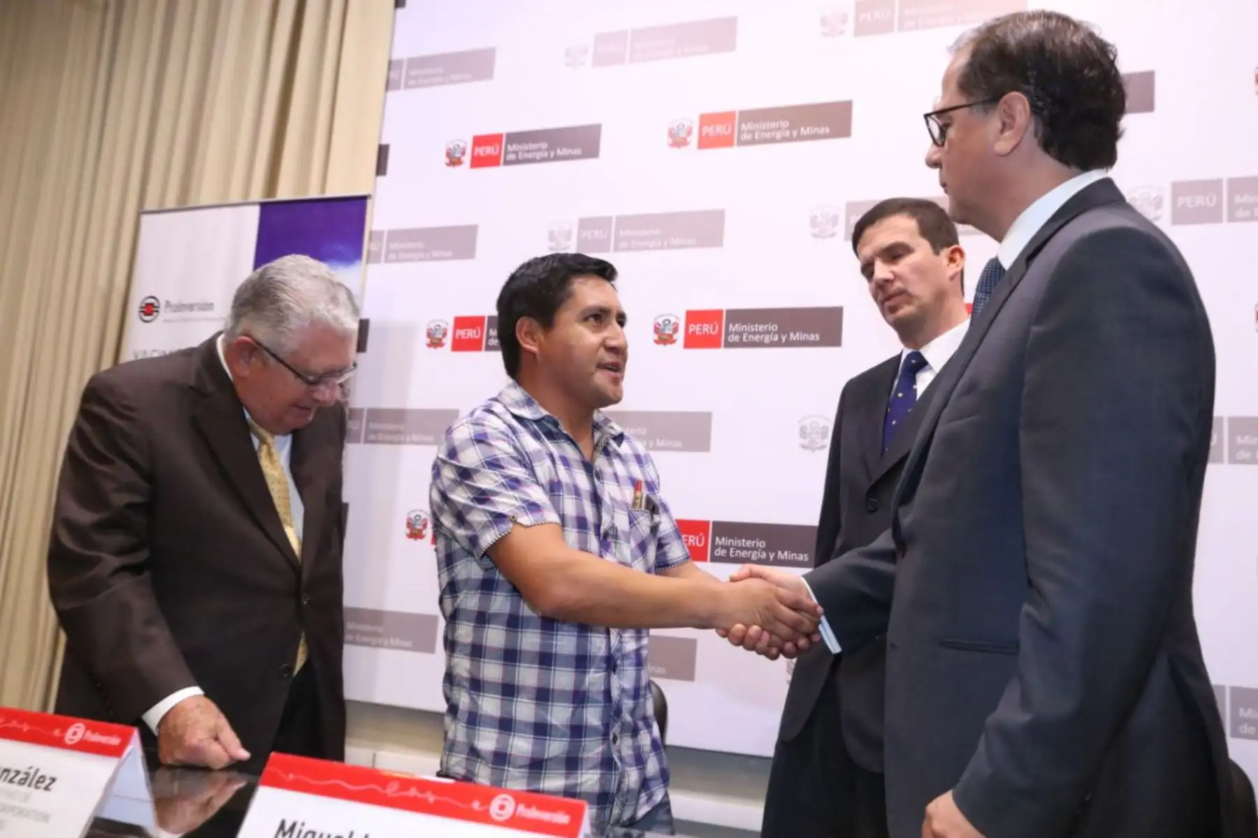 Ministro de Energía y Minas Francisco Ísmodes, preside la Suscripción del contrato de transferencia del proyecto de yacimiento cuprífero de Michiquillay. Foto: ANDINA/Minem.