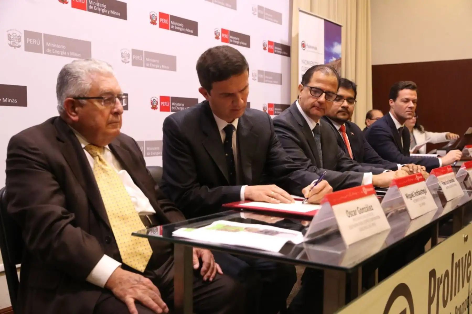 Ministro de Energía y Minas Francisco Ísmodes, preside la Suscripción del contrato de transferencia del proyecto de yacimiento cuprífero de Michiquillay. Foto: ANDINA/Minem.