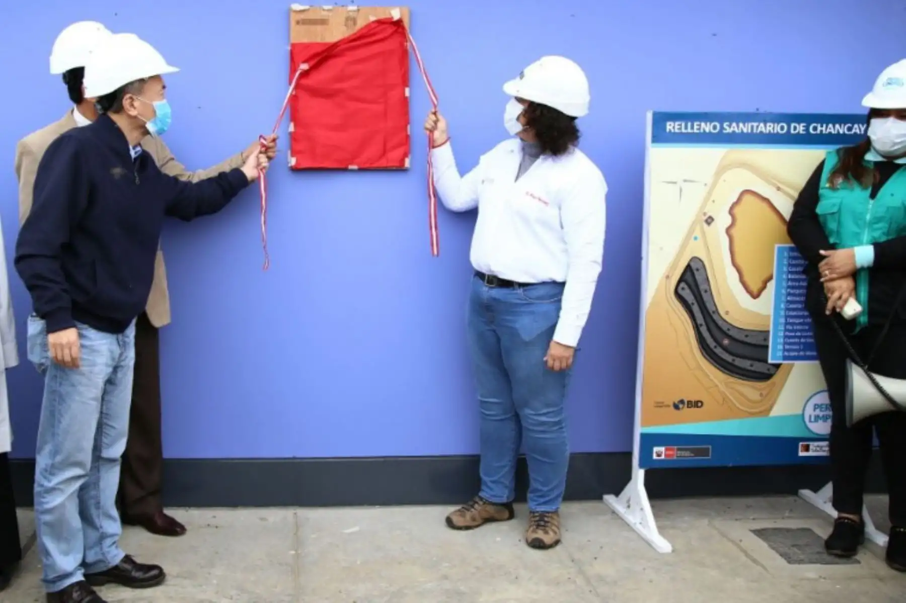 La ministra del Ambiente, Fabiola Muñoz, inauguró hoy el relleno sanitario para el distrito de Chancay, que beneficiará a más de 69,000 personas que viven en esta provincia, a fin de mejorar el servicio de limpieza pública y la disposición final de los residuos.
