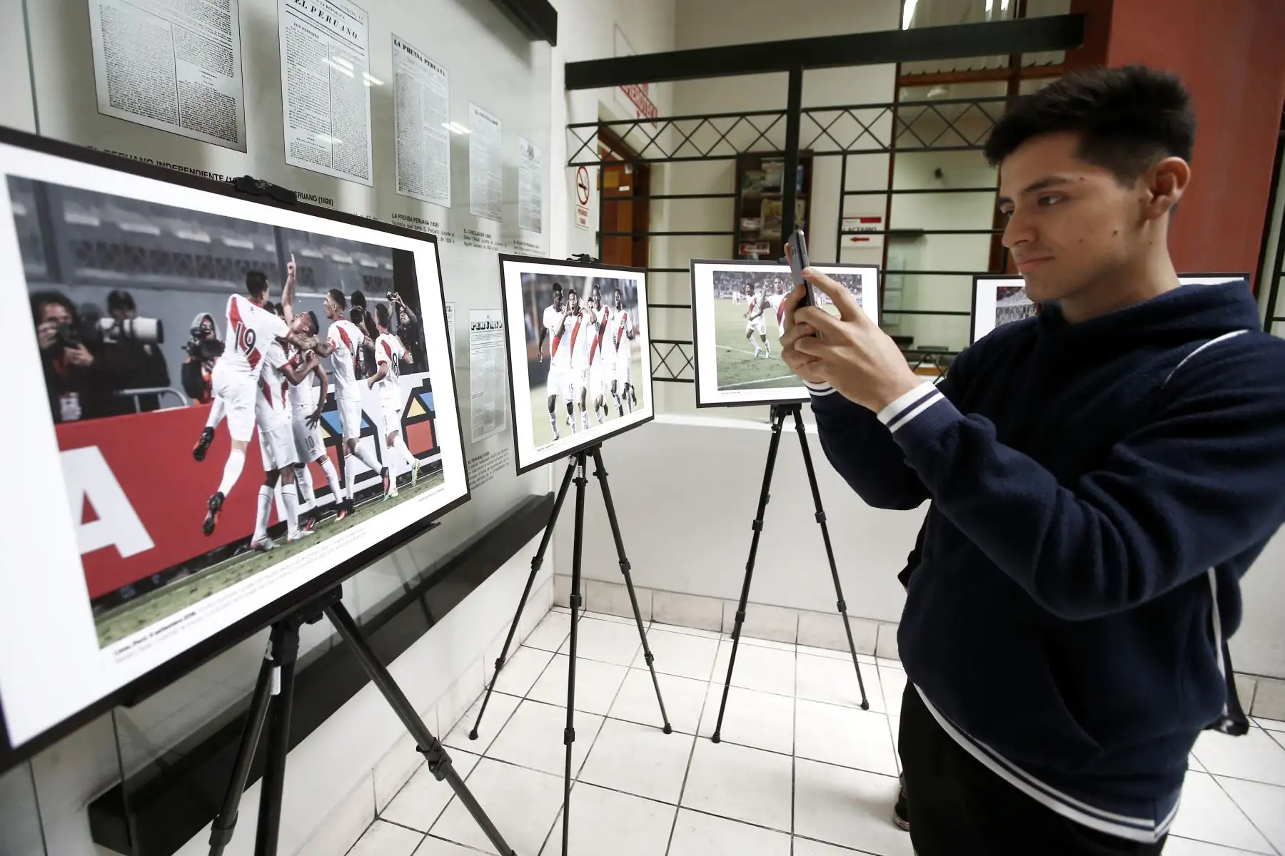 Muestra fotográfica "De los Andes a los Urales, la selección peruana vuelve a los mundiales". Foto: ANDINA/Melina Mejía.