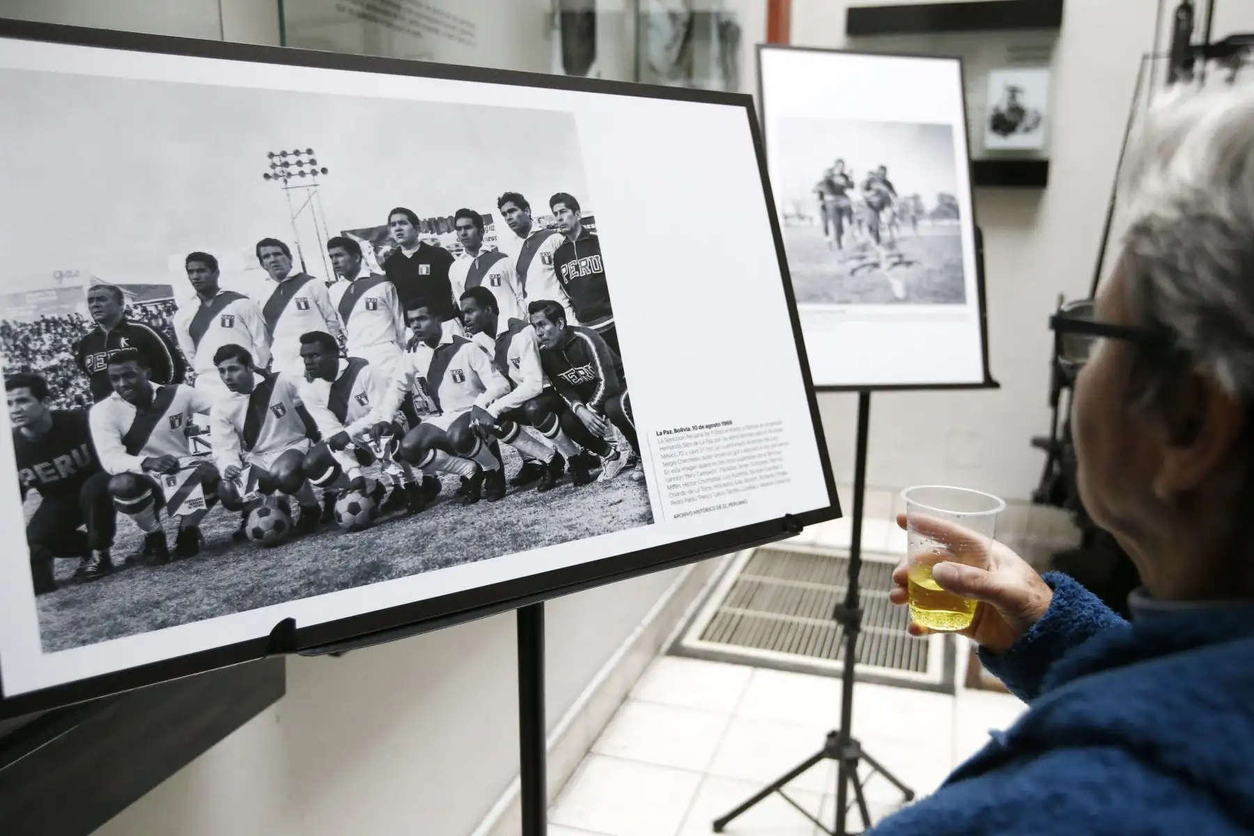 Muestra fotográfica "De los Andes a los Urales, la selección peruana vuelve a los mundiales". Foto: ANDINA/Melina Mejía.