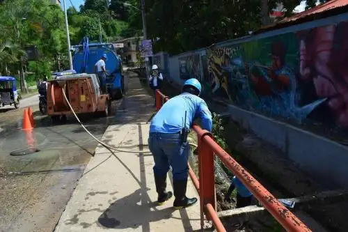 Trabajadores de la Empresa Municipal de Agua Potable y Alcantarillado (Emapa) San Martín concluyeron los trabajos de desatoro del colector principal del desagüe de Tarapoto, obstruido por la irresponsable actitud de algunos usuarios que derivan a este sistema las aguas pluviales de sus viviendas o arrojan desperdicios como si se tratara de un basurero.