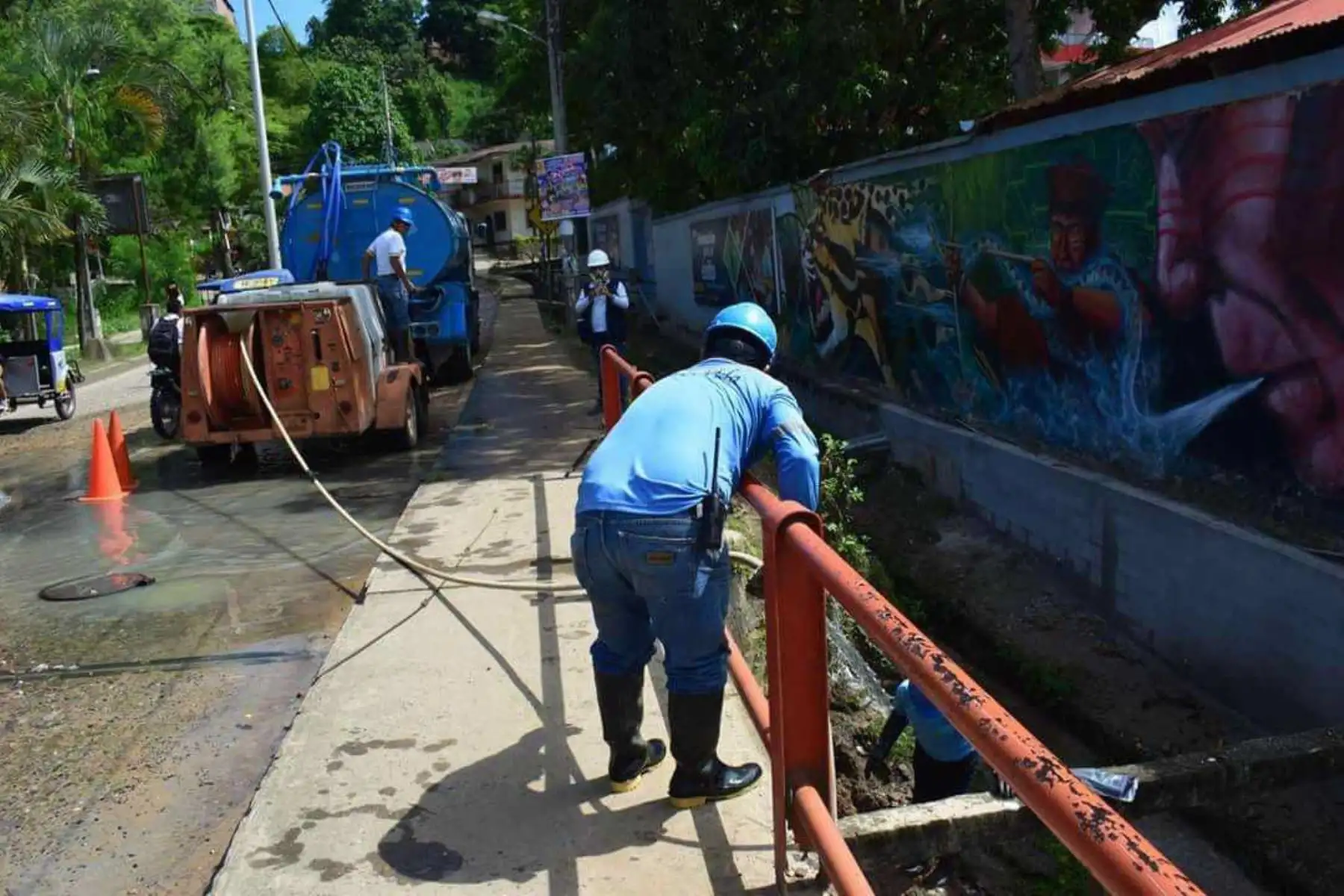 Trabajadores de la Empresa Municipal de Agua Potable y Alcantarillado (Emapa) San Martín concluyeron los trabajos de desatoro del colector principal del desagüe de Tarapoto, obstruido por la irresponsable actitud de algunos usuarios que derivan a este sistema las aguas pluviales de sus viviendas o arrojan desperdicios como si se tratara de un basurero.