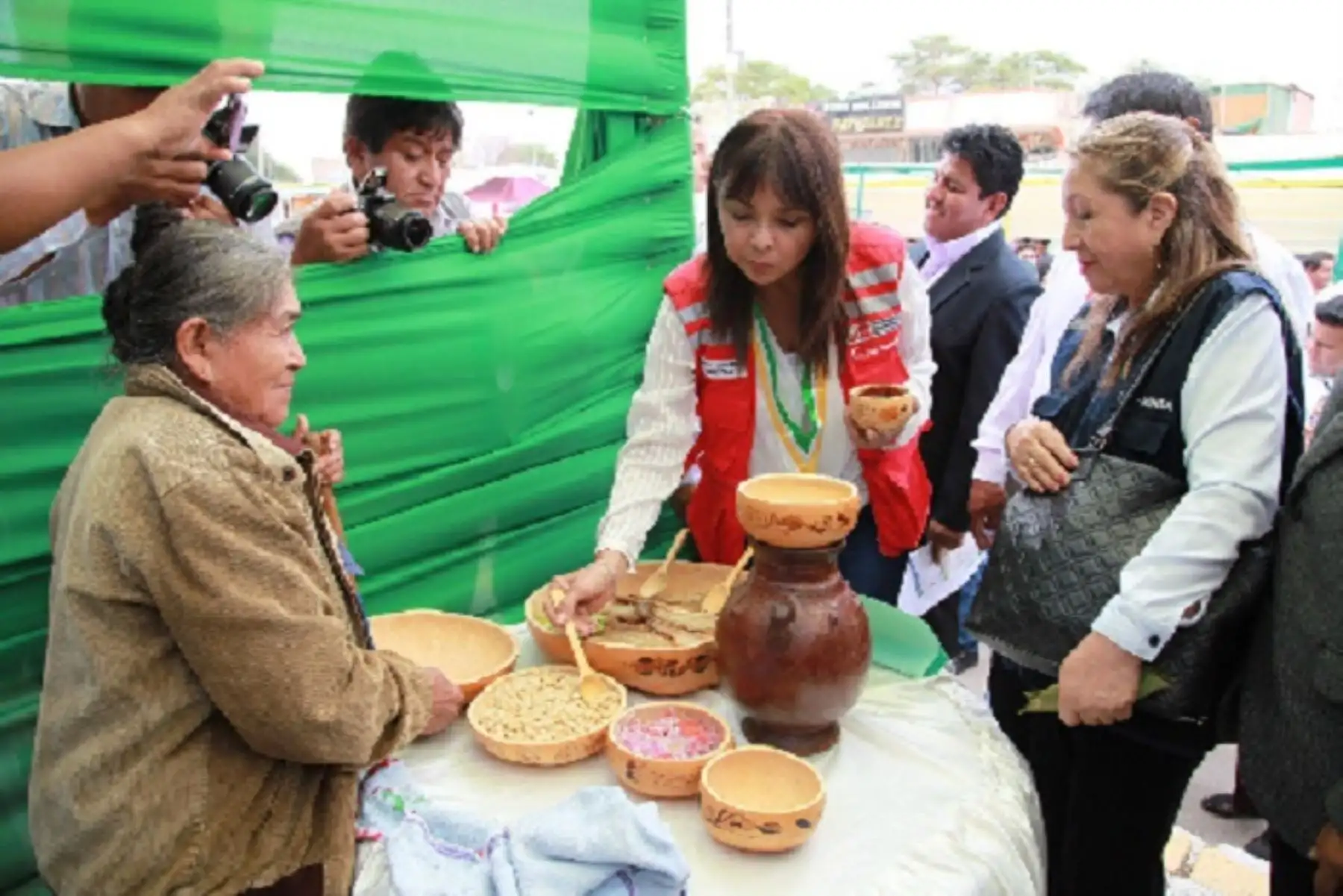 Comidas presentadas por Pensión 65 son: Yupisín, Habas enzapatadas, mermelada de guayaba y algarrobina.