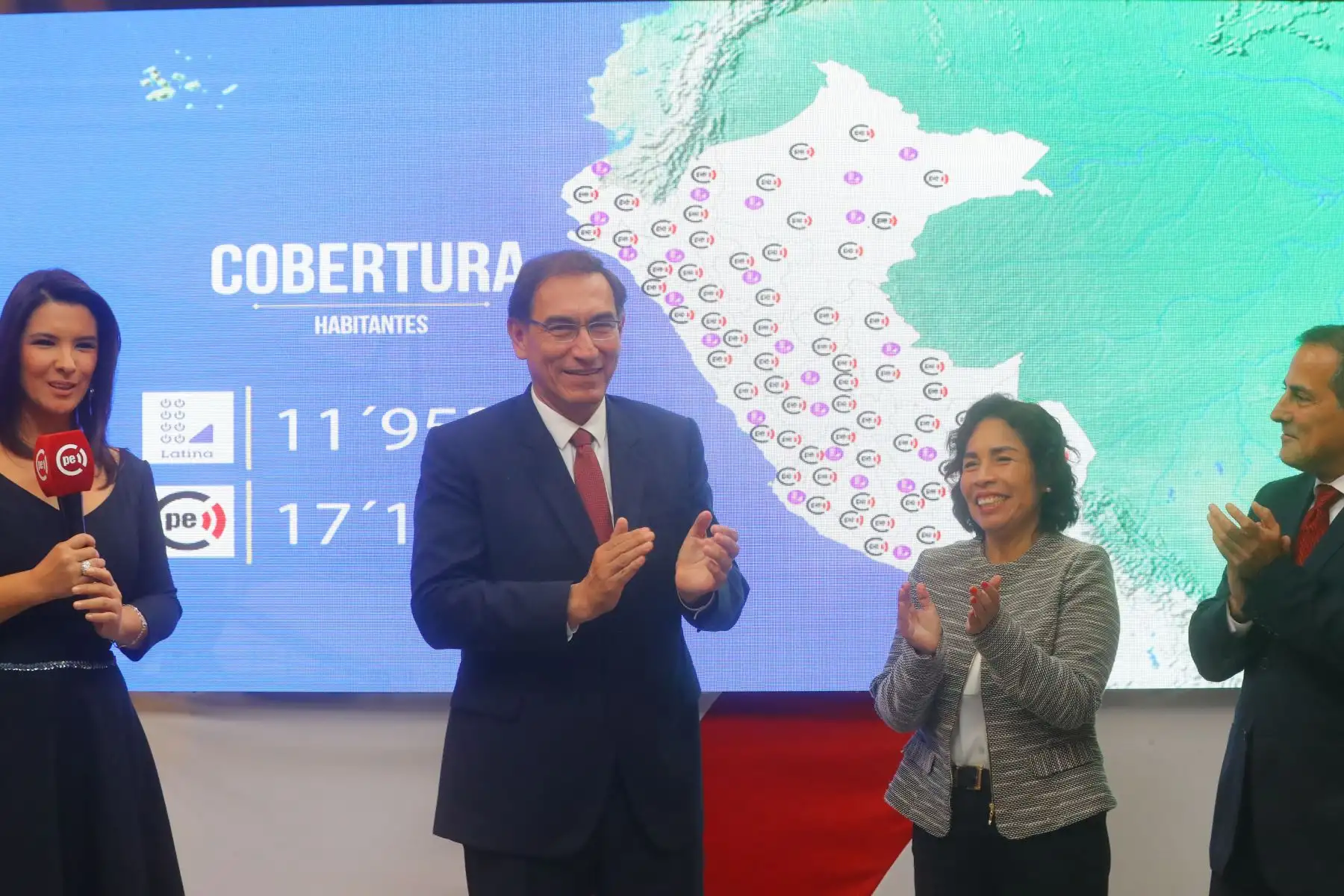 El Presidente de la República Martín Vizcarra, anuncia que 29 millones de peruanos verán partidos de la selección de fútbol en el Mundial de Rusia 2018. Foto: ANDINA/Prensa Presidencia.