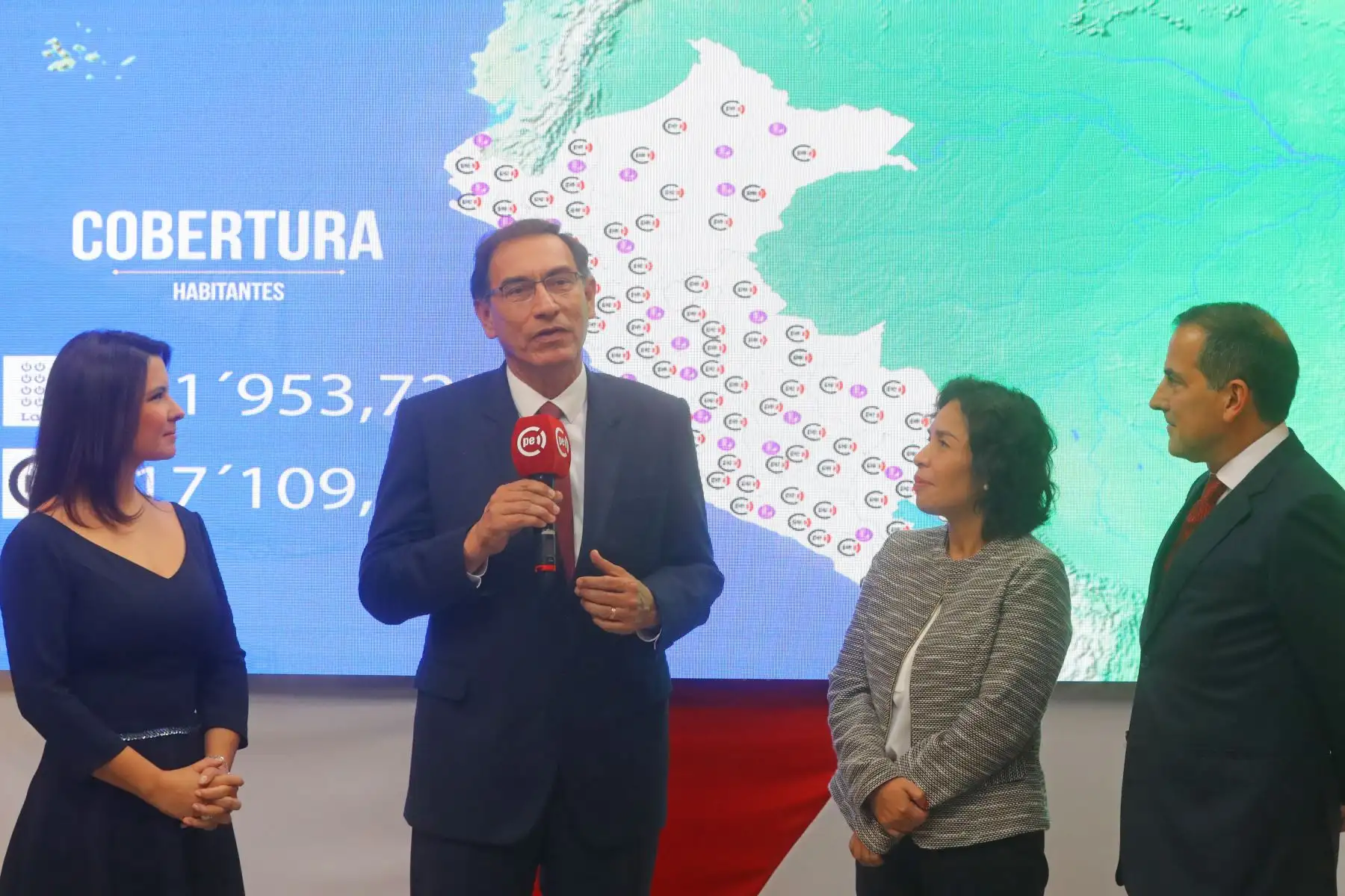 El Presidente de la República Martín Vizcarra, anuncia que 29 millones de peruanos verán partidos de la selección de fútbol en el Mundial de Rusia 2018. Foto: ANDINA/Prensa Presidencia.