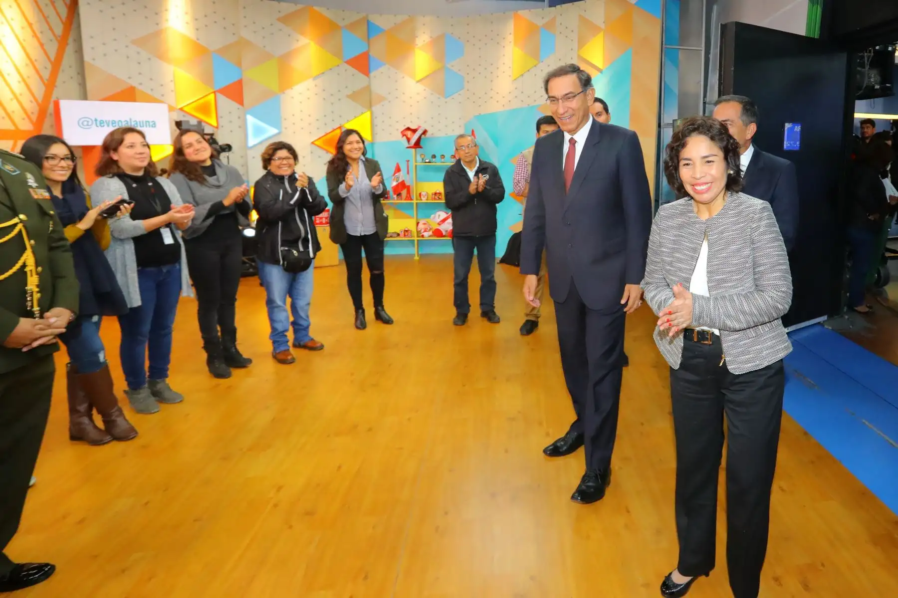 El Presidente de la República Martín Vizcarra, anuncia que 29 millones de peruanos verán partidos de la selección de fútbol en el Mundial de Rusia 2018. Foto: ANDINA/Prensa Presidencia.