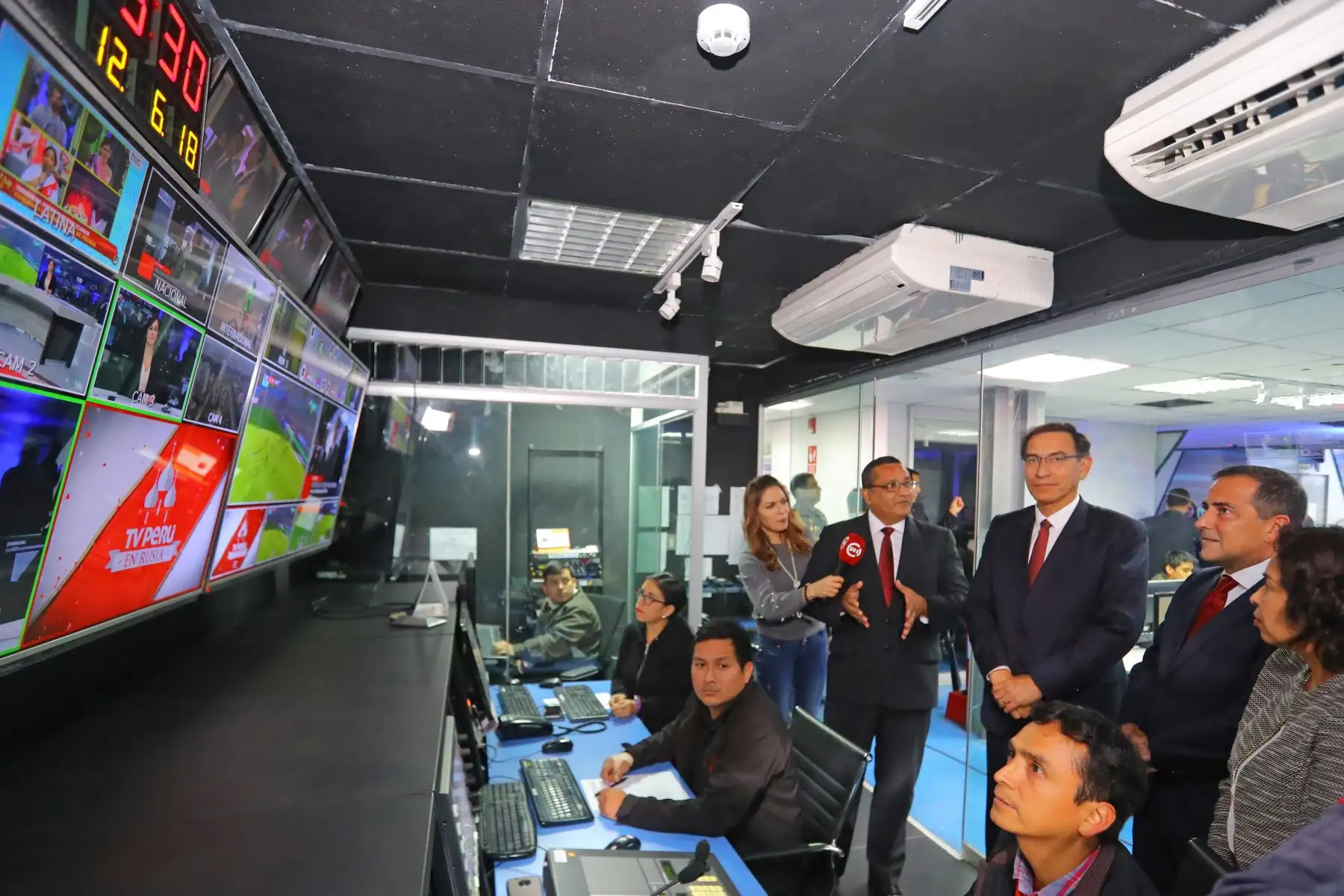 El Presidente de la República Martín Vizcarra, anuncia que 29 millones de peruanos verán partidos de la selección de fútbol en el Mundial de Rusia 2018. Foto: ANDINA/Prensa Presidencia.