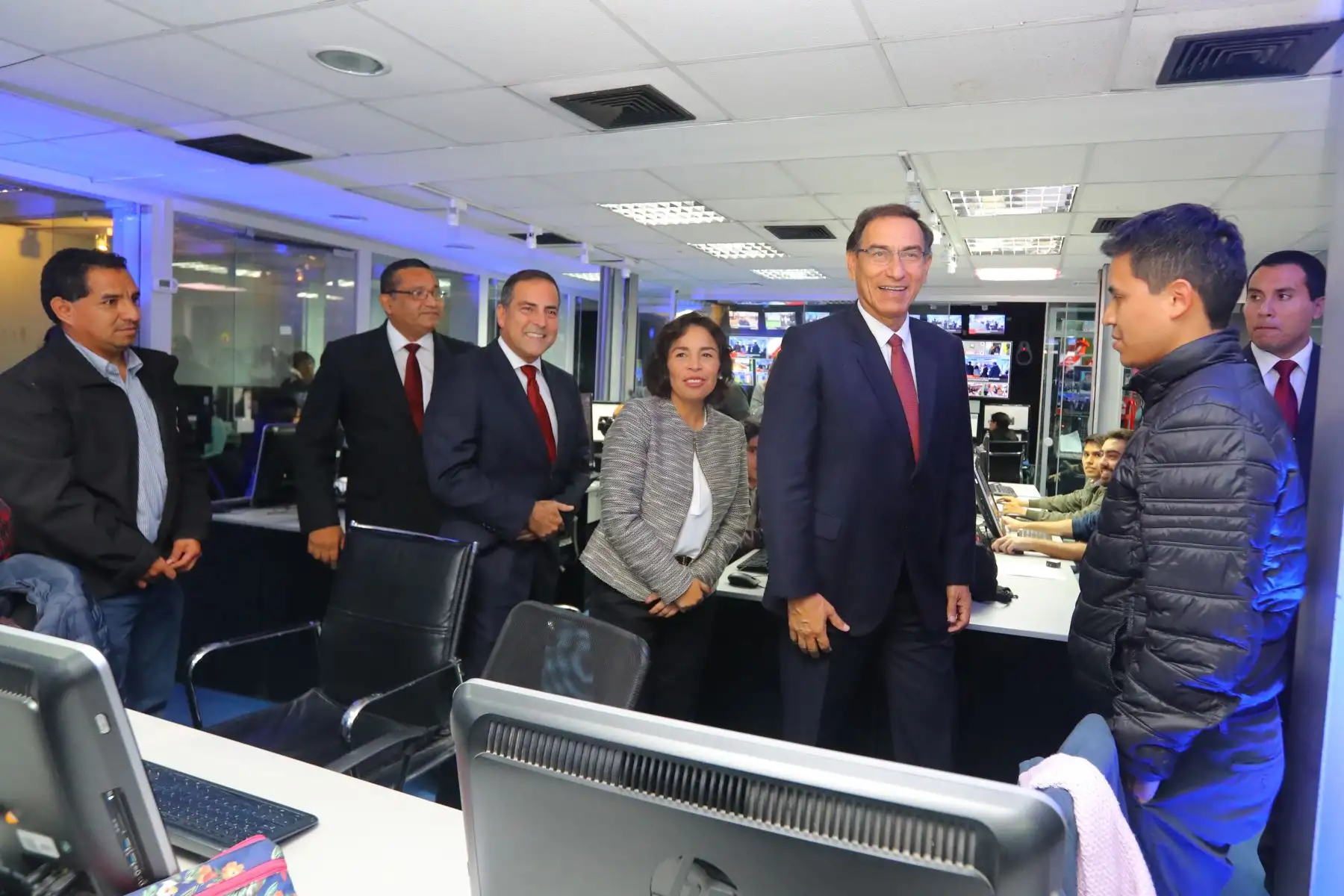 El Presidente de la República Martín Vizcarra, anuncia que 29 millones de peruanos verán partidos de la selección de fútbol en el Mundial de Rusia 2018. Foto: ANDINA/Prensa Presidencia.