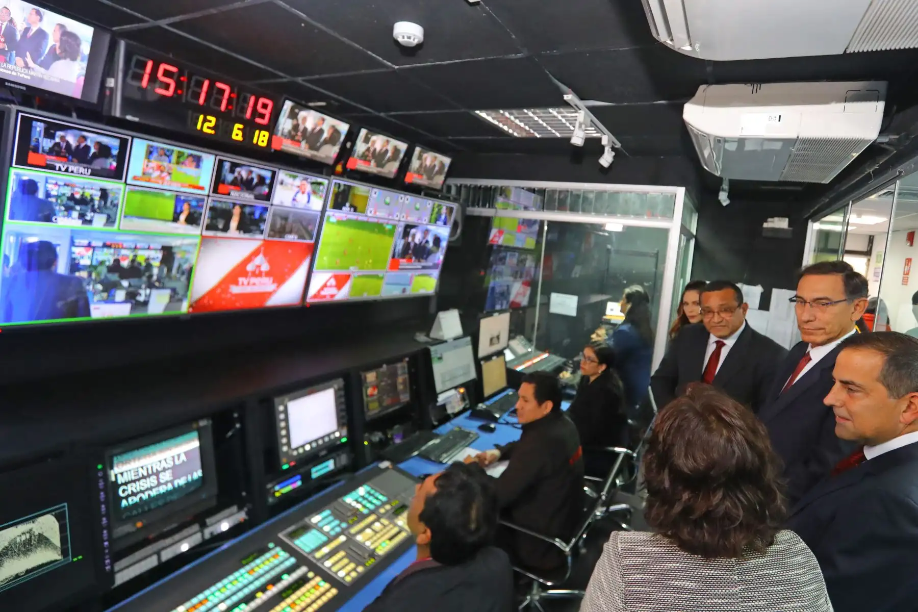 El Presidente de la República Martín Vizcarra, anuncia que 29 millones de peruanos verán partidos de la selección de fútbol en el Mundial de Rusia 2018. Foto: ANDINA/Prensa Presidencia.