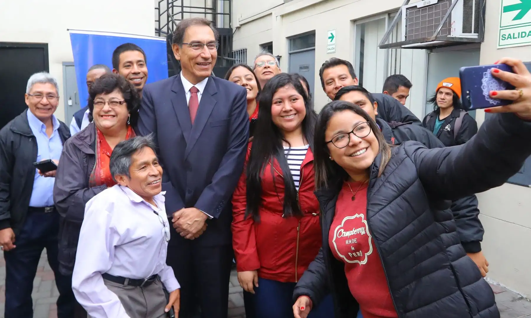El Presidente de la República Martín Vizcarra, anuncia que 29 millones de peruanos verán partidos de la selección de fútbol en el Mundial de Rusia 2018. Foto: ANDINA/Prensa Presidencia.