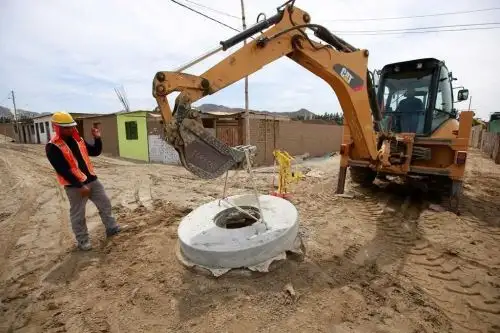 El Ministerio de Vivienda, Construcción y Saneamiento (MVCS) ejecuta 912 proyectos de agua potable y alcantarillado en las zonas rurales de 22 departamentos del país. Las obras, que tienen un presupuesto total de más de 464 millones de soles, tienen un avance del 30.5 % a la fecha.