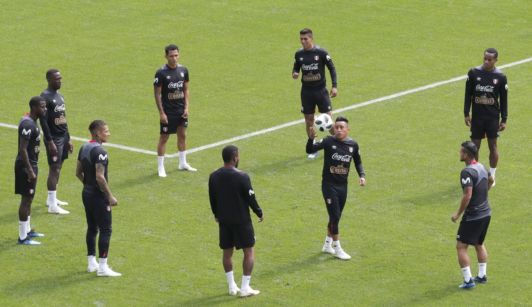 Los jugadores de la selección peruana durante el entrenamiento de esta mañana en Moscú, lugar de concentración previo a su debut contra la selección de Dinamarca, correspondiente al Mundial de Rusia 2018. Foto: Efe.