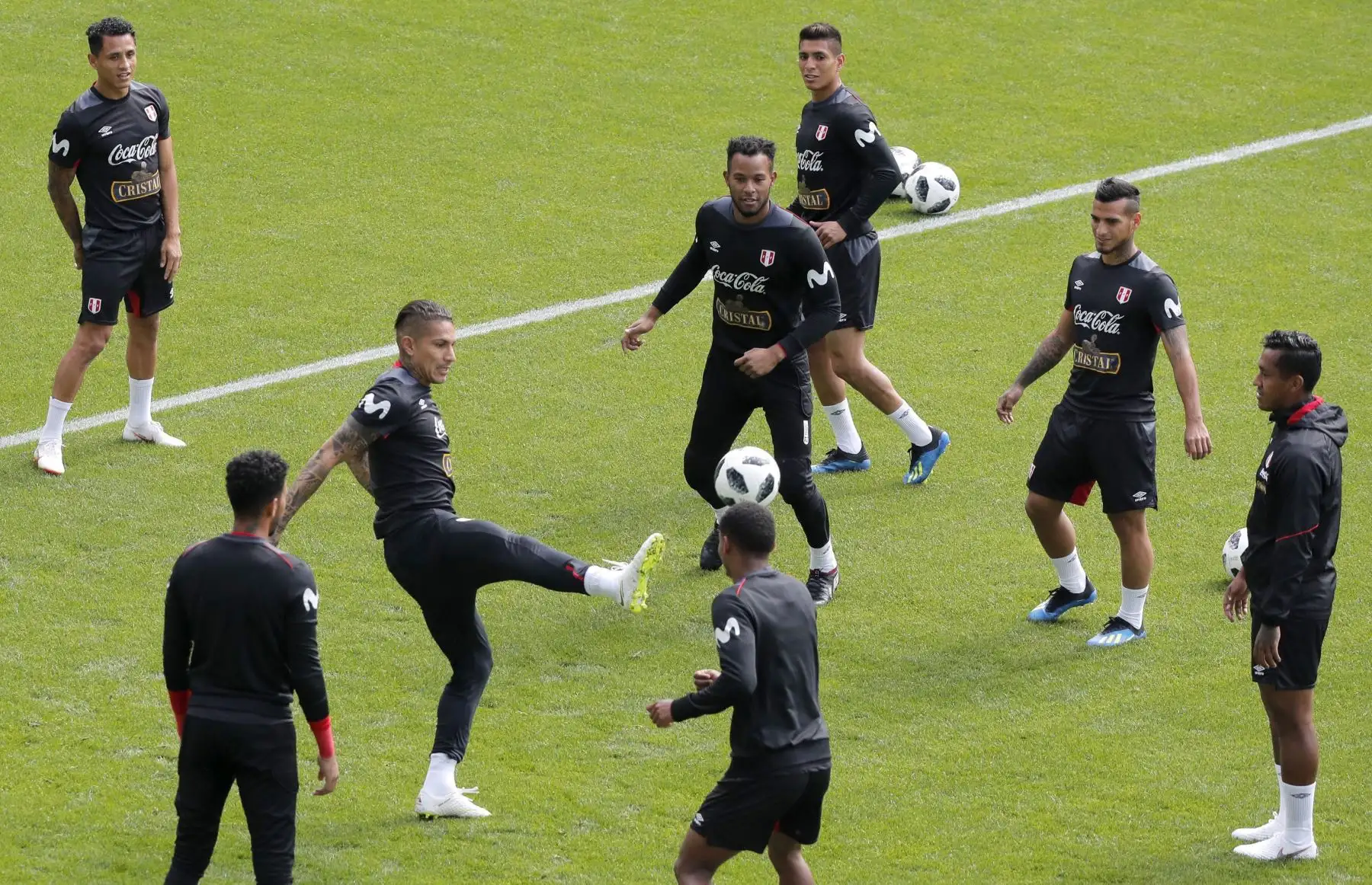 Los jugadores de la selección peruana durante el entrenamiento de esta mañana en Moscú, lugar de concentración previo a su debut contra la selección de Dinamarca, correspondiente al Mundial de Rusia 2018. Foto: Efe.