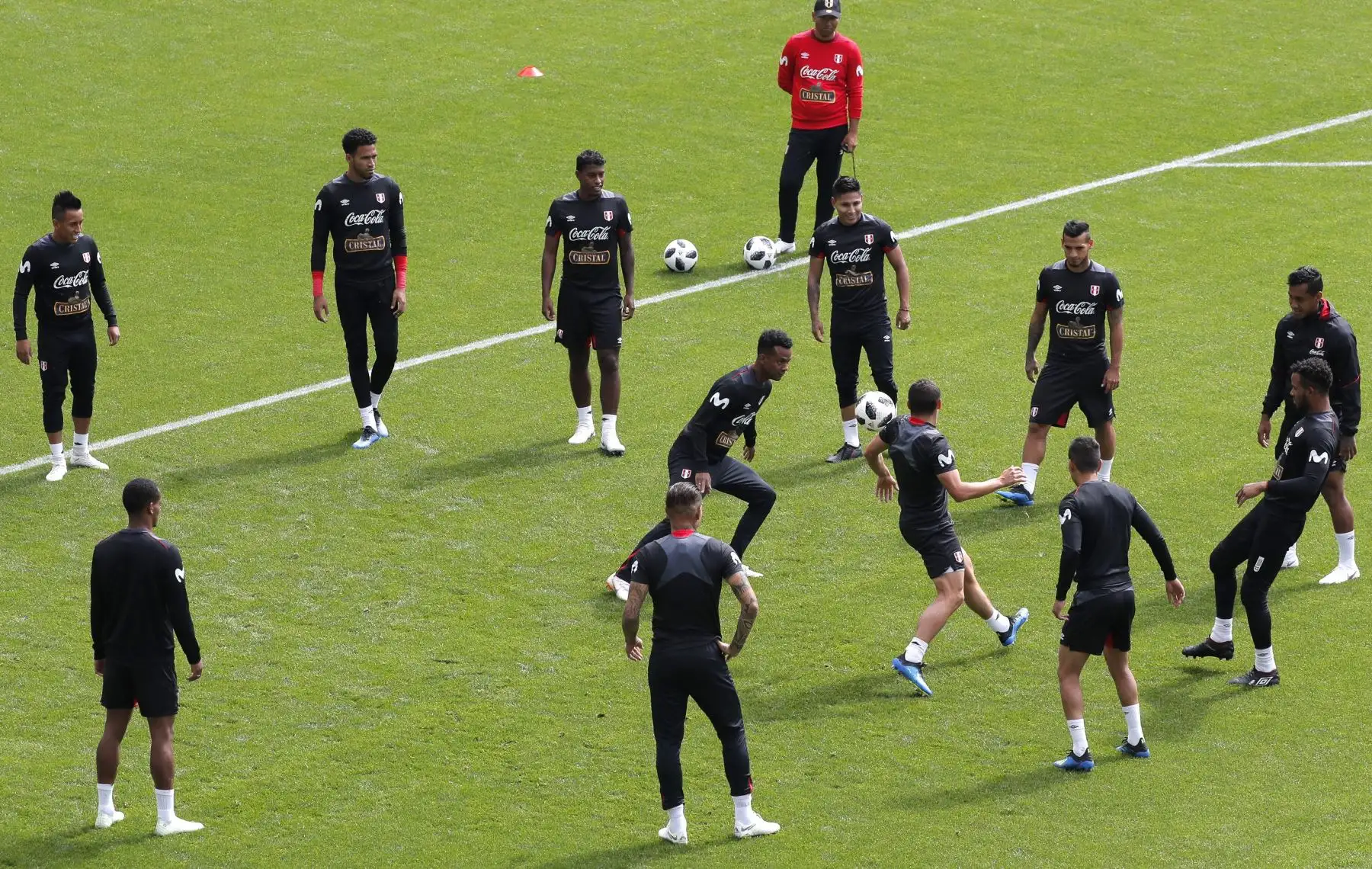 Los jugadores de la selección peruana durante el entrenamiento de esta mañana en Moscú, lugar de concentración previo a su debut contra la selección de Dinamarca, correspondiente al Mundial de Rusia 2018. Foto: Efe.