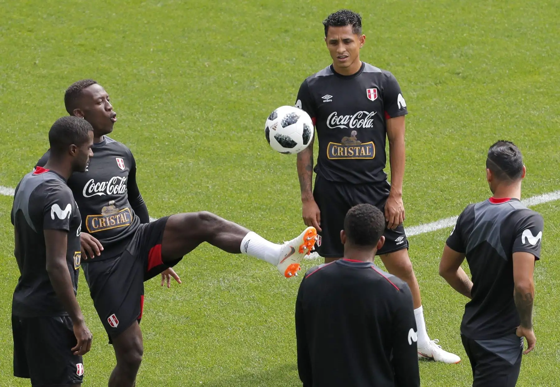 Los jugadores de la selección peruana el centrocampista Yoshimar Yotún (d) y el defensa Luis Advíncula (i), durante el entrenamiento de esta mañana en Moscú. Foto: Efe.