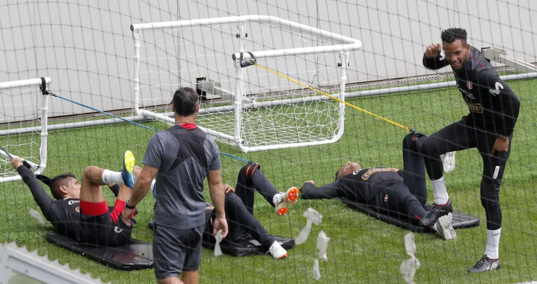 Los jugadores de la selección peruana durante el entrenamiento de esta mañana en Moscú, lugar de concentración previo a su debut contra la selección de Dinamarca, correspondiente al Mundial de Rusia 2018. Foto: Efe.