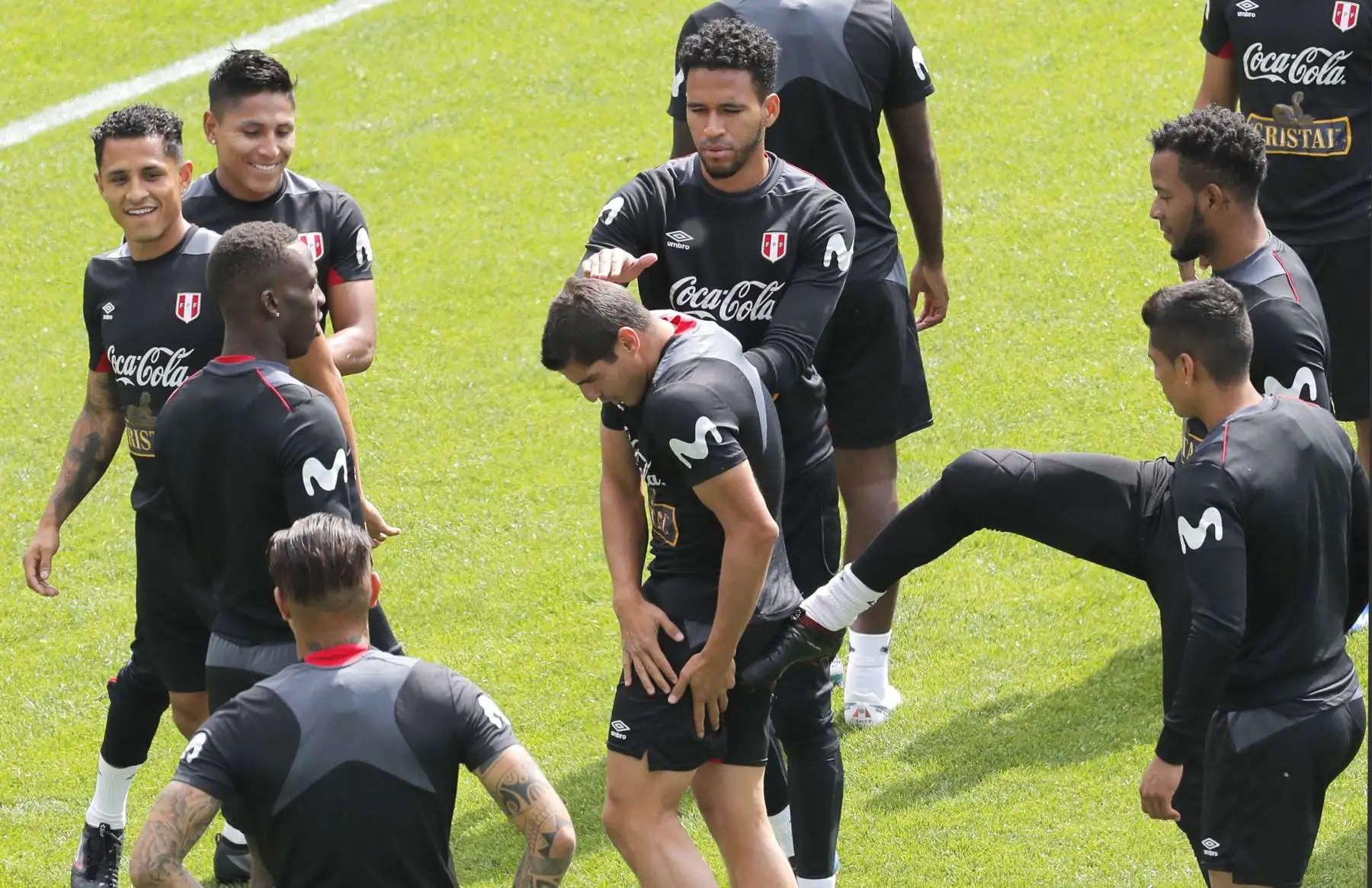 Los jugadores de la selección peruana durante el entrenamiento de esta mañana en Moscú, lugar de concentración previo a su debut contra la selección de Dinamarca, correspondiente al Mundial de Rusia 2018. Foto: Efe.