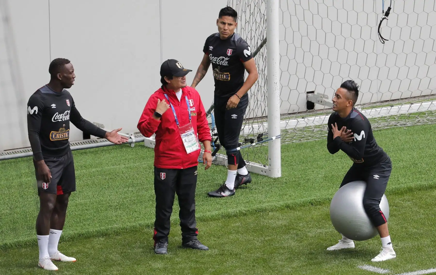 Los jugadores de la selección de Peruana, el defensa Luis Advíncula (1i), el centrocampista Christian Cueva (1d) y el delantero Raúl Ruidíaz (d), durante el entrenamiento de esta mañana en la localidad de Moscú. Foto: EFE
