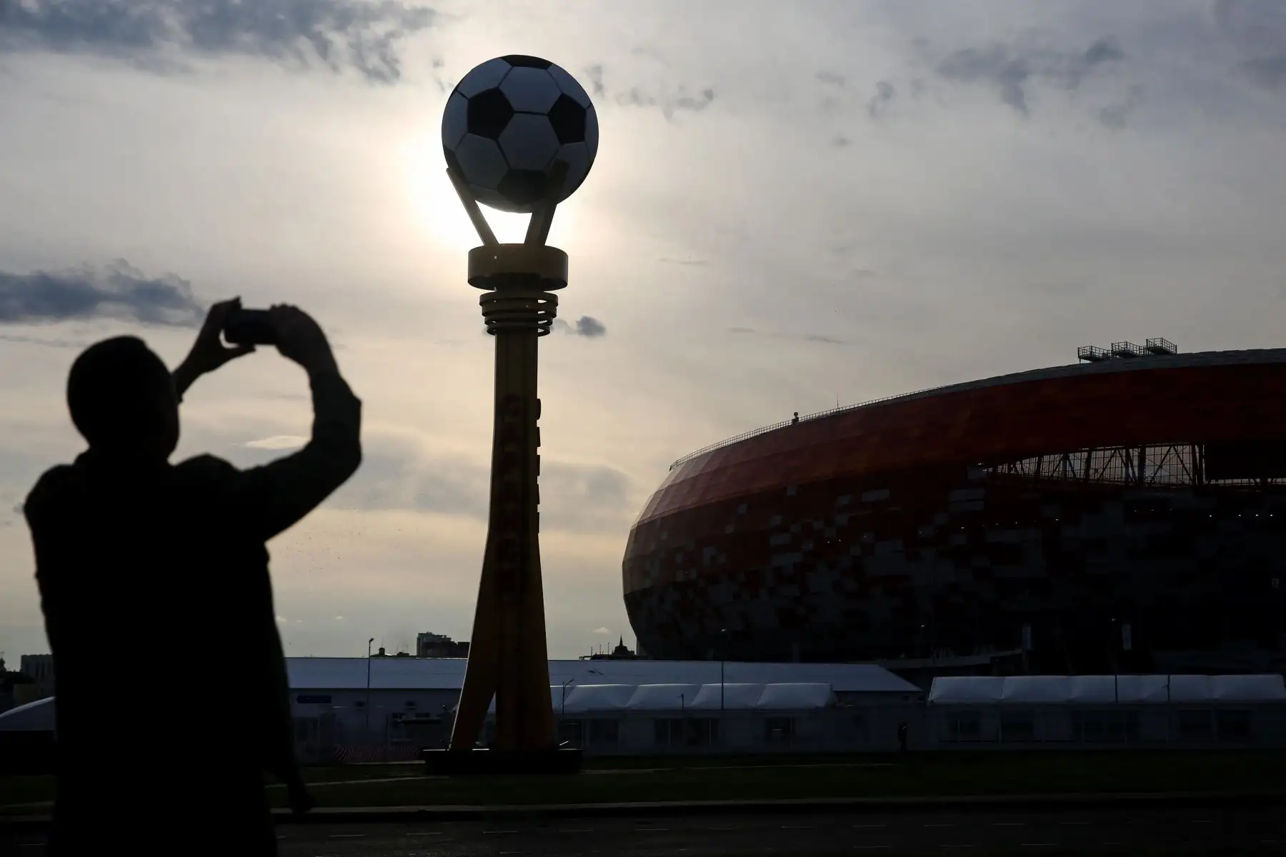Vista del atardecer del estadio Mordovia Arena en la ciudad de Saransk (Rusia), donde tendrá lugar el duelo de Perú y Dinamarca. Foto: Efe.