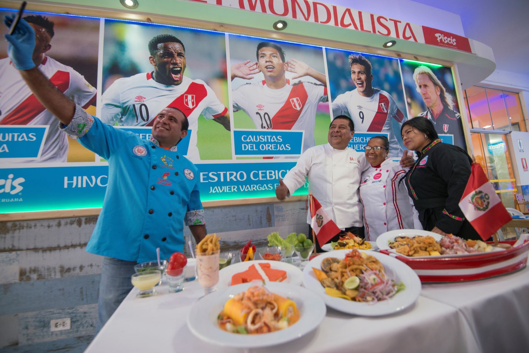 La gastronomía peruana está adaptando sus platos típicos a la fiebre de la próxima Copa Mundial de la FIFA 2018. Foto: AFP