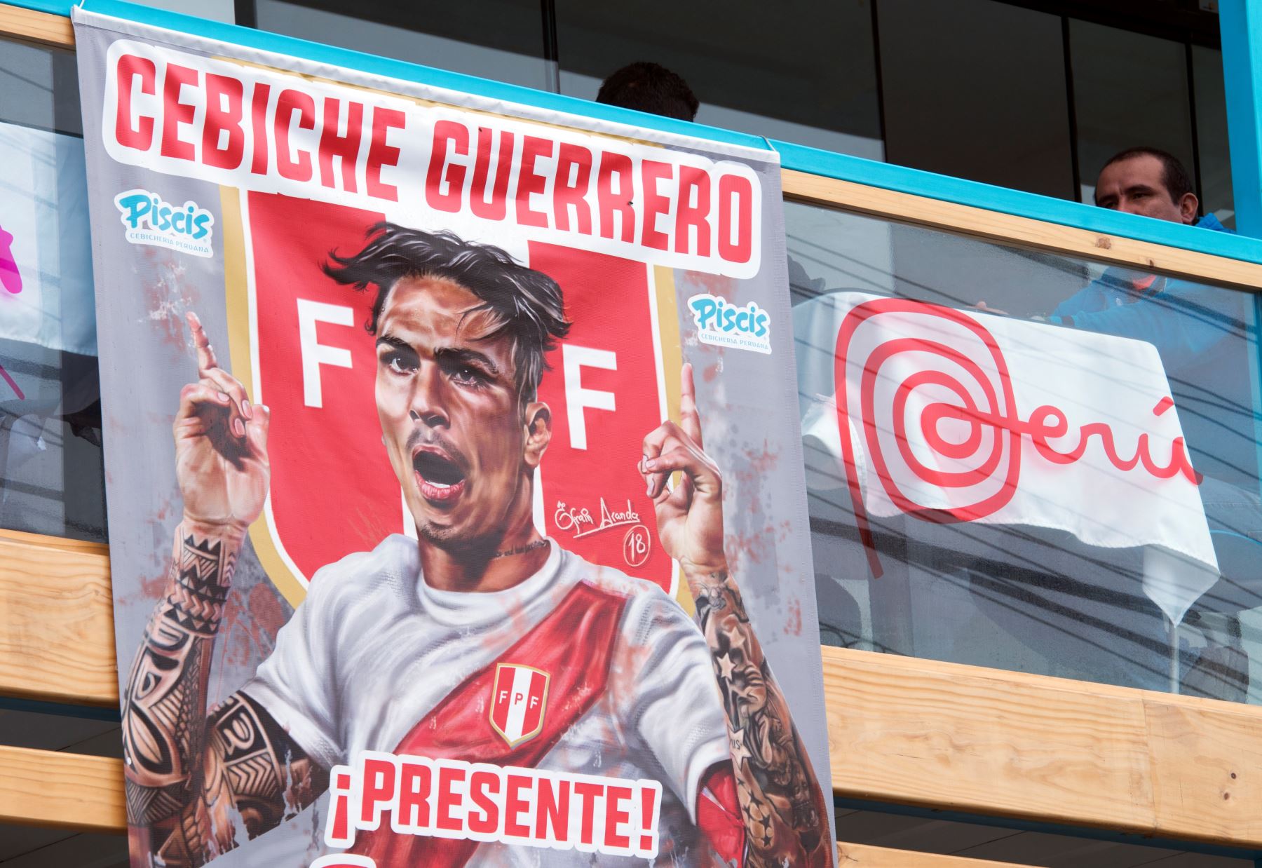 Cartel con la imagen de Paolo Guerrero invita al comensal a probar ceviche. AFP
