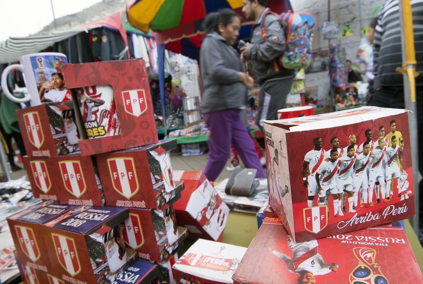 Productos diversos, desde vajilla hasta sombreros y ropa con los colores de la bandera peruana, blanca y roja, y frases como "Copa Mundial de la FIFA Rusia 2018" se venden por todo Lima. AFP