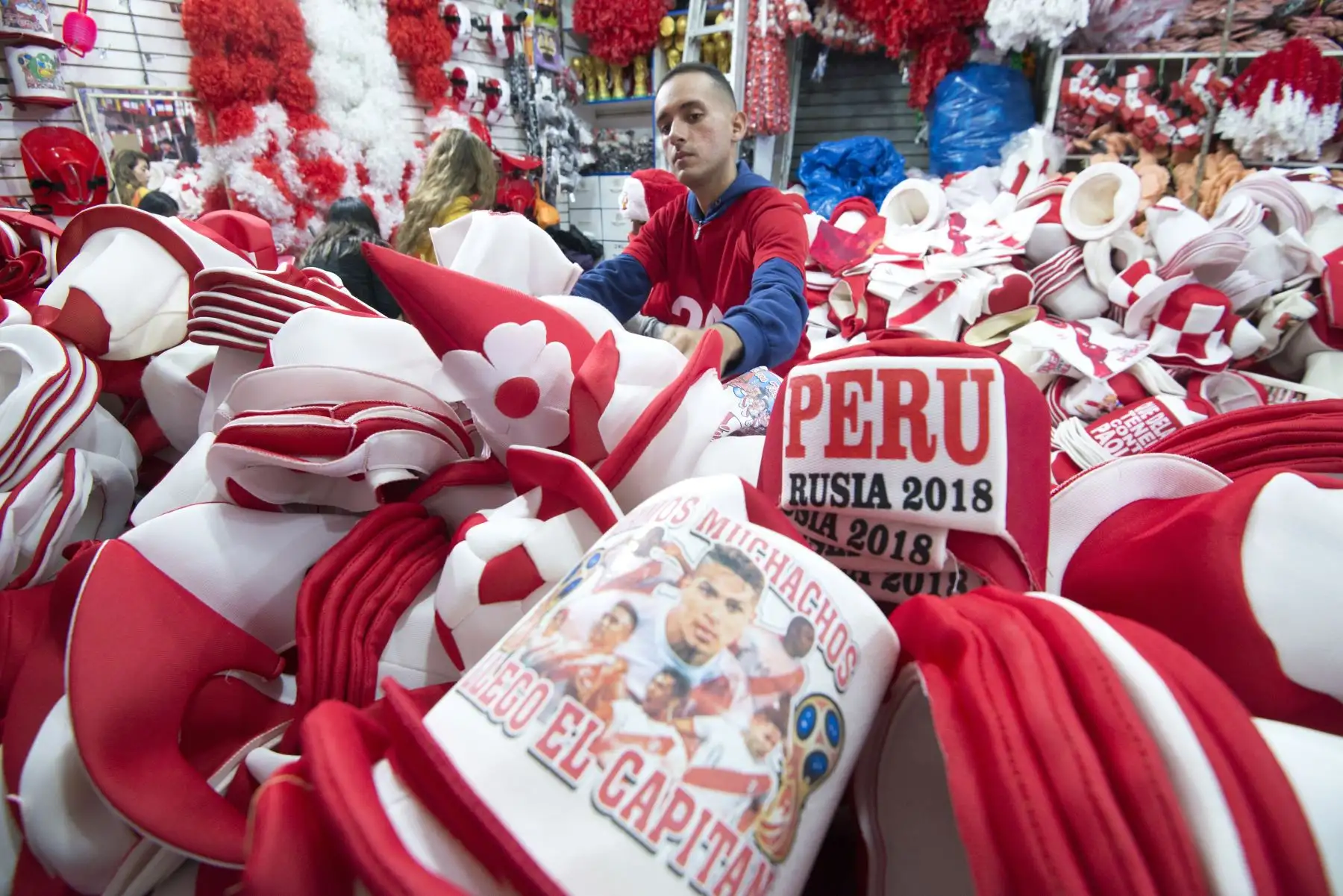 Productos diversos, desde vajilla hasta sombreros y ropa con los colores de la bandera peruana, blanca y roja, y frases como "Copa Mundial de la FIFA Rusia 2018" se venden por todo Lima. AFP