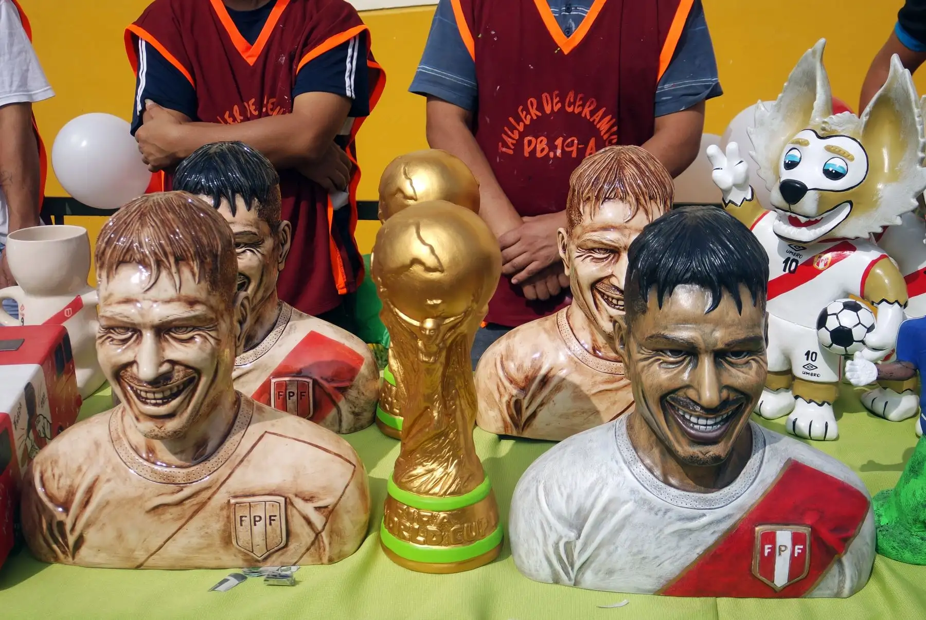 Productos diversos, desde vajilla hasta sombreros y ropa con los colores de la bandera peruana, blanca y roja, y frases como "Copa Mundial de la FIFA Rusia 2018" se venden por todo Lima. AFP