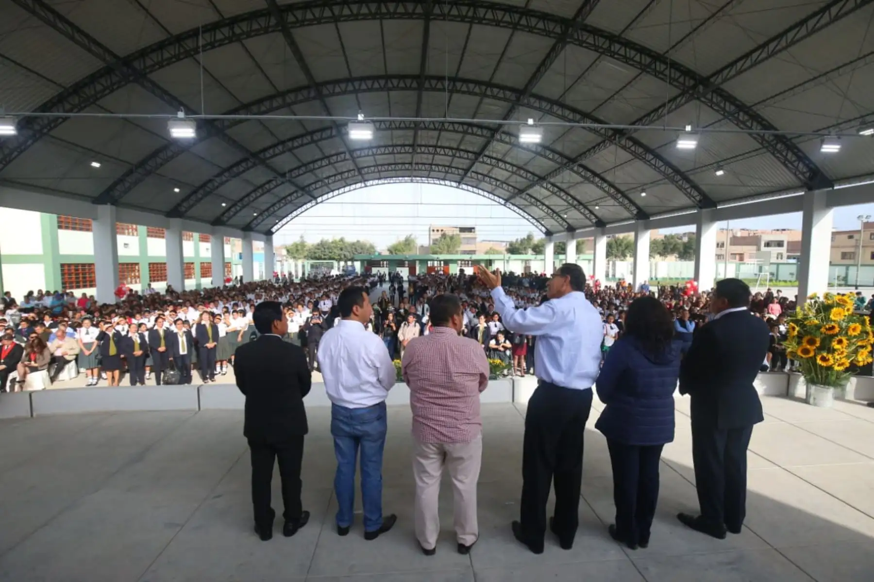 El presidente Martín Vizcarra se encuentra en Chiclayo para visitar la IE Elvira García y García y supervisar la reanudación del servicio educativo, así como sostener un encuentro con docentes y estudiantes de dicho colegio. Foto: ANDINA/Prensa Presidencia.