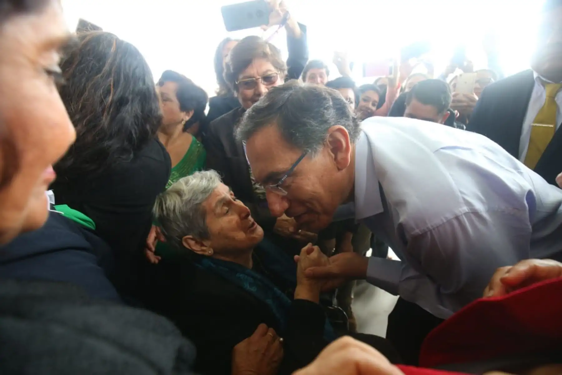 El presidente Martín Vizcarra se encuentra en Chiclayo para visitar la IE Elvira García y García y supervisar la reanudación del servicio educativo, así como sostener un encuentro con docentes y estudiantes de dicho colegio. Foto: ANDINA/Prensa Presidencia.