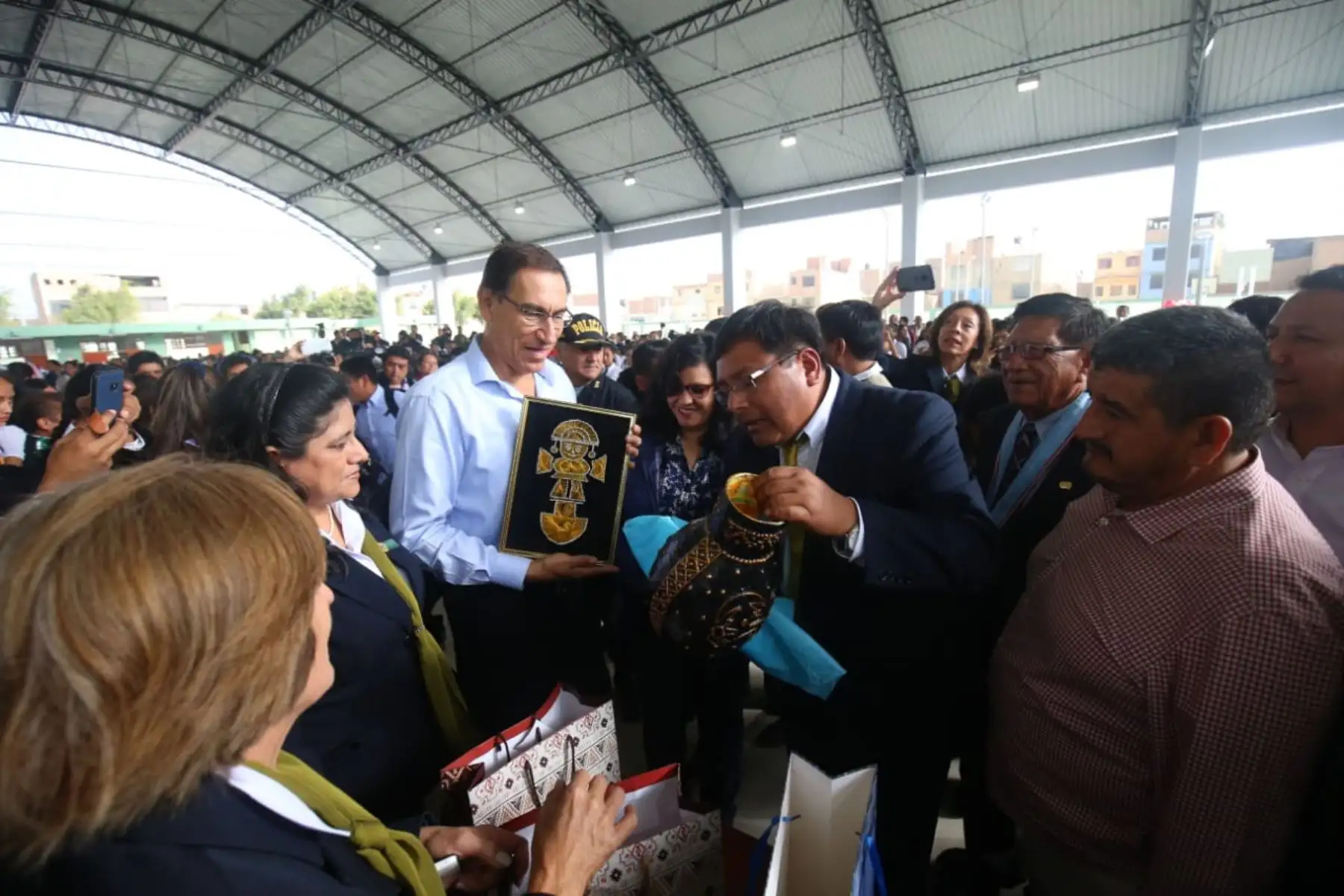 El presidente Martín Vizcarra se encuentra en Chiclayo para visitar la IE Elvira García y García y supervisar la reanudación del servicio educativo, así como sostener un encuentro con docentes y estudiantes de dicho colegio. Foto: ANDINA/Prensa Presidencia.